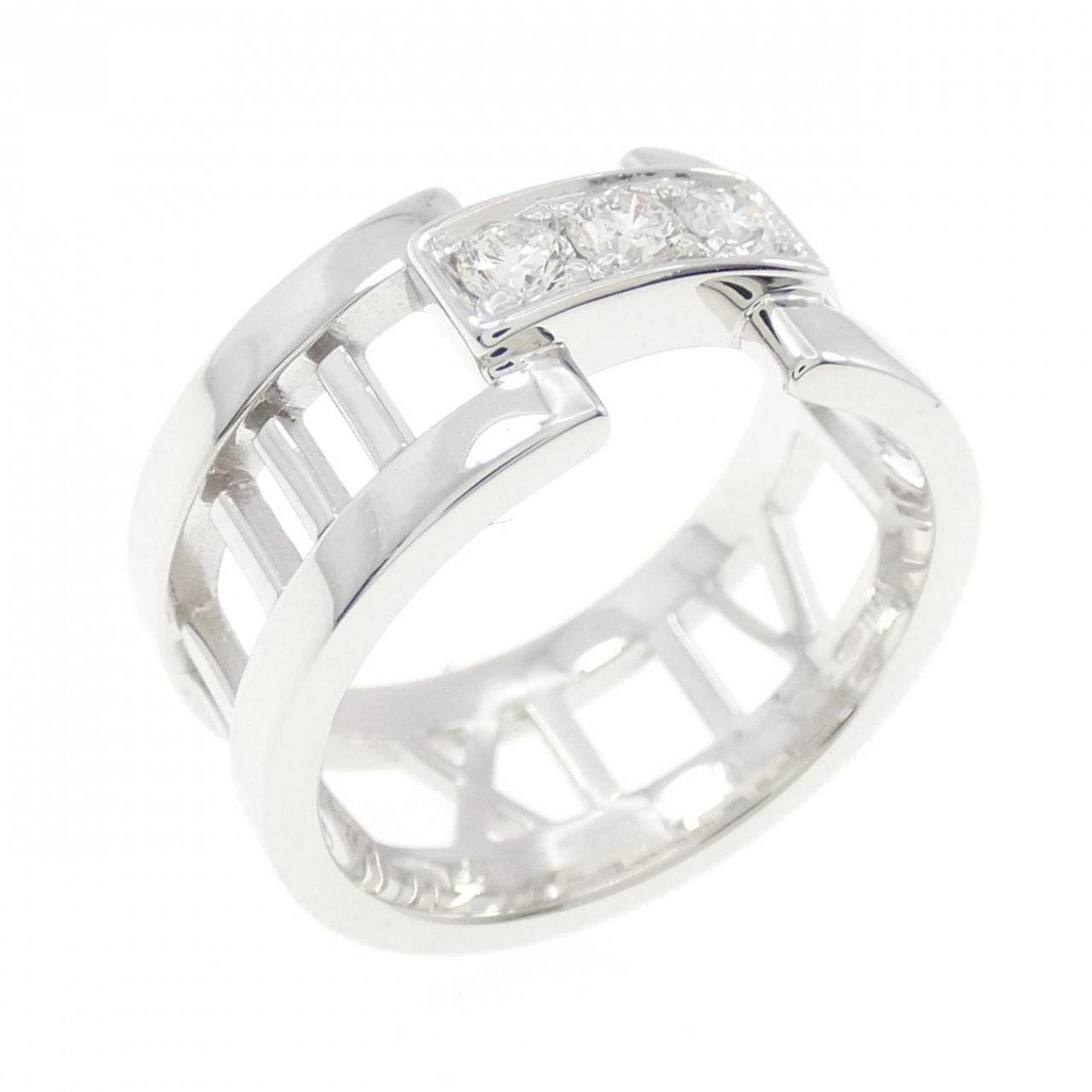 (18K) Tiffany Band Ring White Gold: (18K) Tiffany Band Ring White Gold A timeless Tiffany band ring in 18K white gold, adorned with a sparkling diamond, adds a touch of elegance to any outfit. This pre-loved beauty still shines bright,