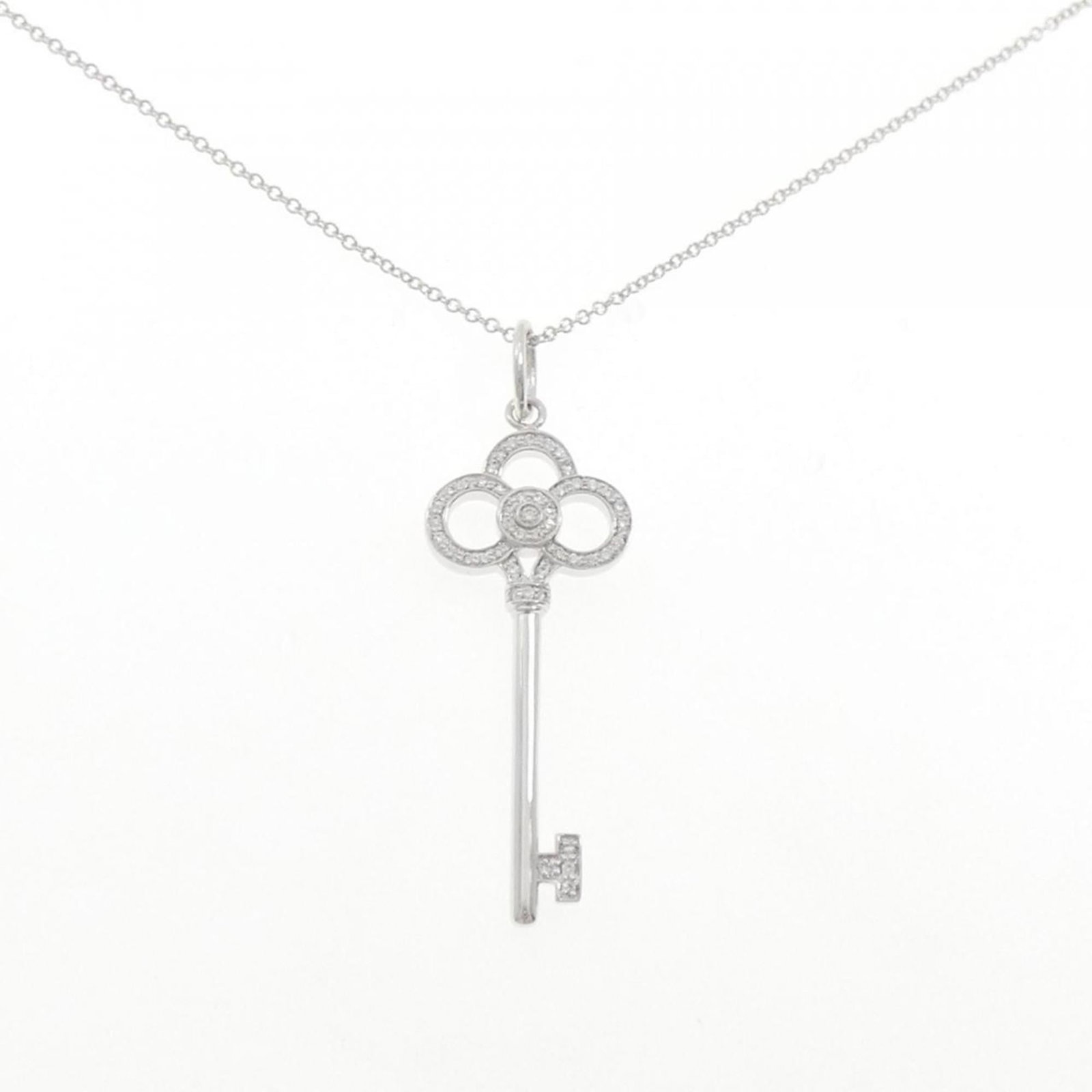 Necklace Tiffany Crown Key: Necklace Tiffany Crown Key Elegantly crafted in 18K white gold, this exquisite Tiffany Crown Key necklace boasts a stunning diamond pendant that shines bright against its sleek background. With a rega