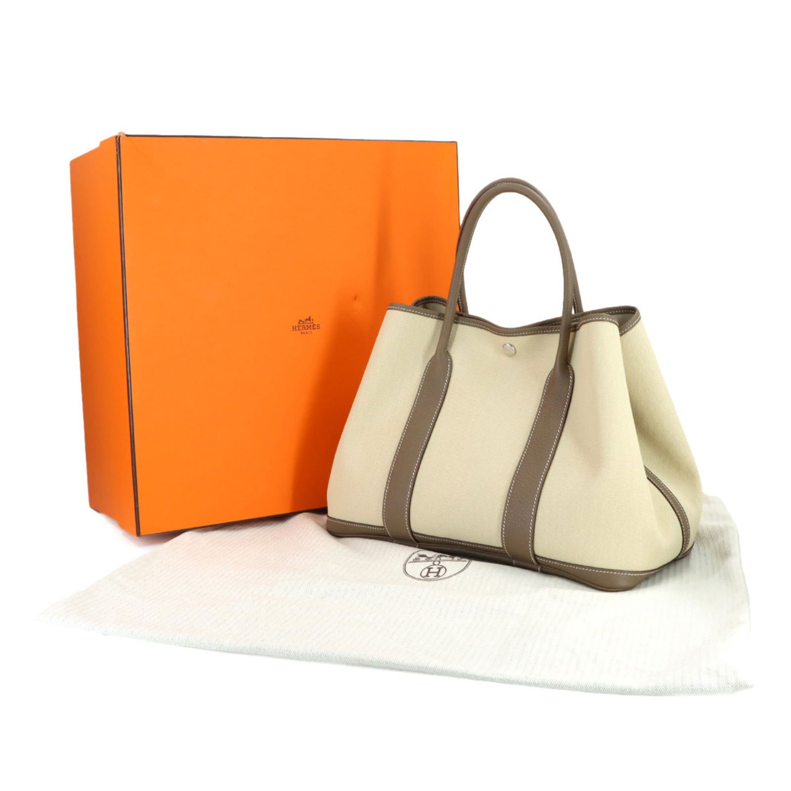 Hermes Negonda Leather Tote Bag: Hermes Negonda Leather Tote Bag Experience the timeless elegance of the Hermes Negonda Leather Tote Bag, crafted from rich and supple Negonda leather in a sophisticated Etoupe Gray hue. With its spaci