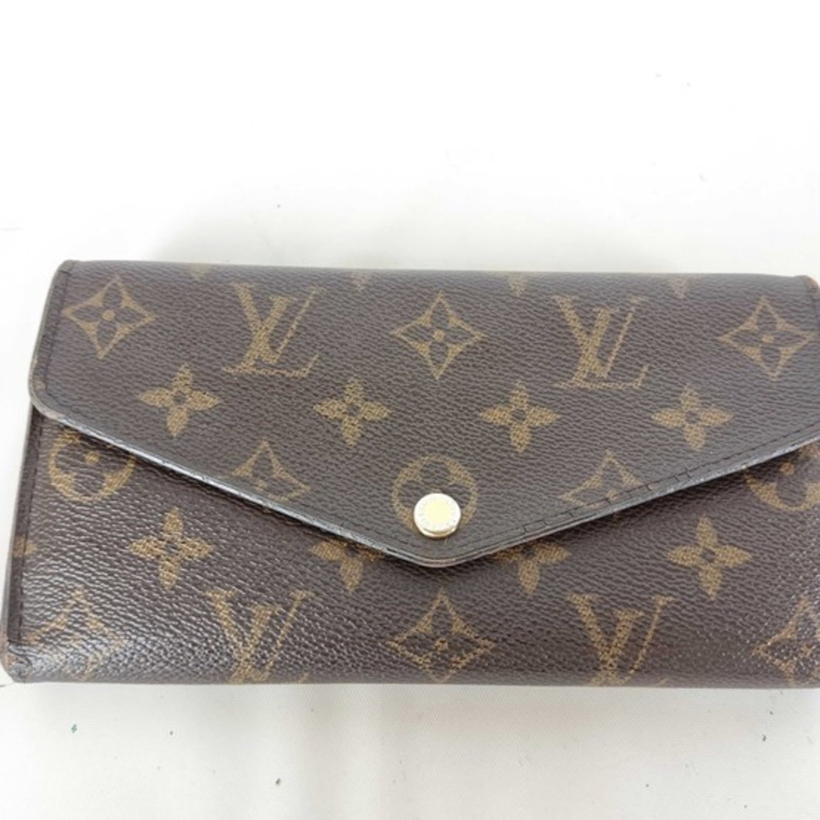 Louis Vuitton Bi-Fold Monogram Long Wallet: Louis Vuitton Bi-Fold Monogram Long Wallet A timeless piece of luxury, the Louis Vuitton Bi-Fold Monogram Long Wallet boasts iconic monogram patterns and premium brown leather, perfect for adding a to