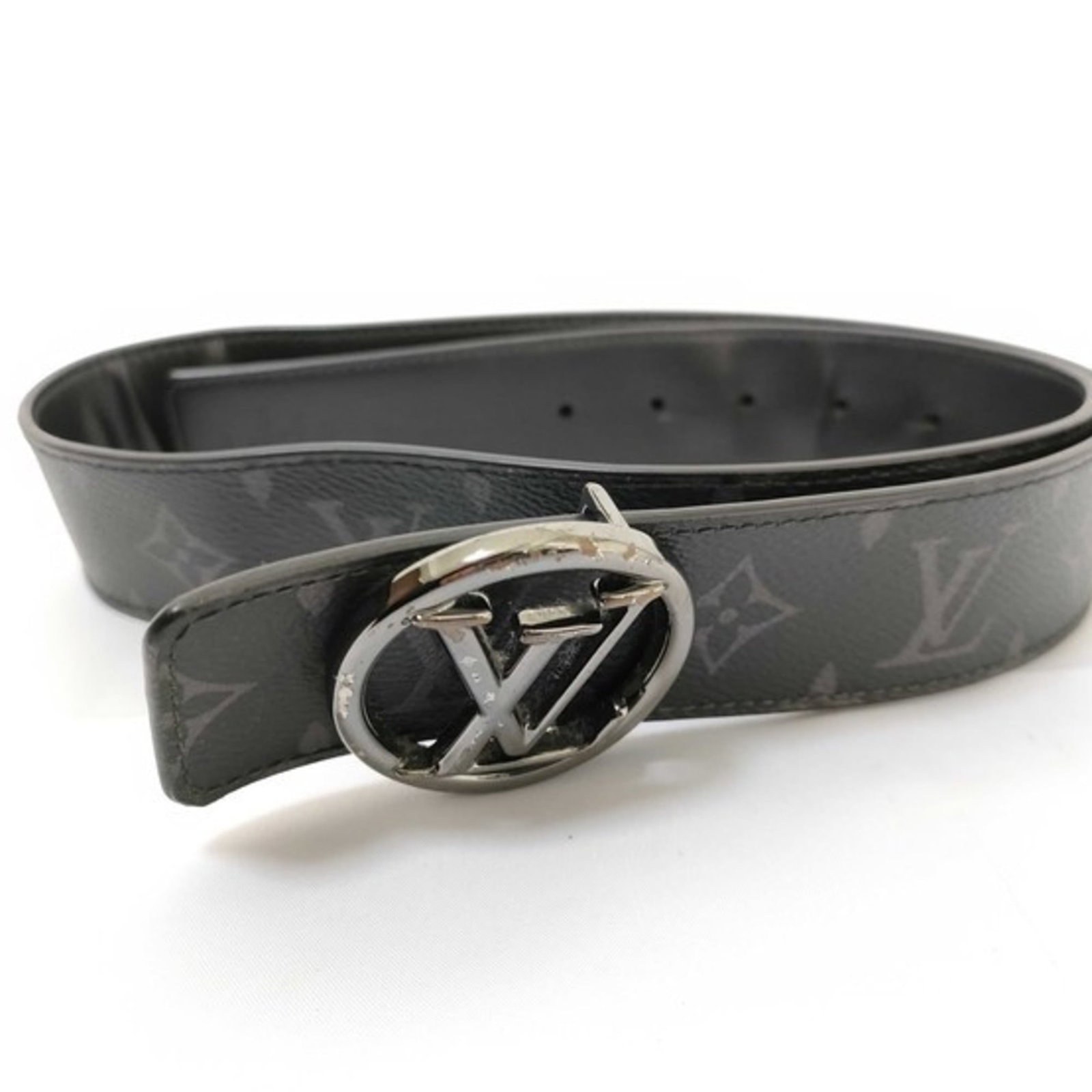 Belt Louis Vuitton Standard: Belt Louis Vuitton Standard A classic Louis Vuitton standard belt, this timeless piece boasts the iconic Monogram Eclipse pattern in sleek black leather, adding an air of sophistication to any outfit.