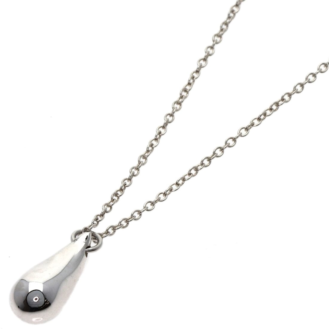 Tiffany & Co. Teardrop Necklace in Silver: Tiffany & Co. Teardrop Necklace in Silver Elegant and understated, the Tiffany & Co. Teardrop Necklace in Silver is a timeless piece that exudes sophistication. Crafted from sterling silver, this deli