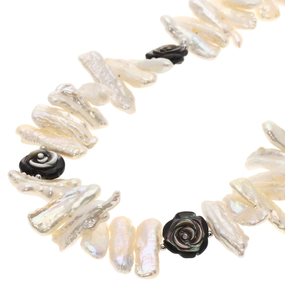 Pearl Shell Necklace - 52g Metal: Pearl Shell Necklace - 52g Metal Elevate your elegance with this stunning pearl shell necklace, crafted from 52g of high-quality metal and boasting a sleek silver finish. Its 23.6-inch length makes