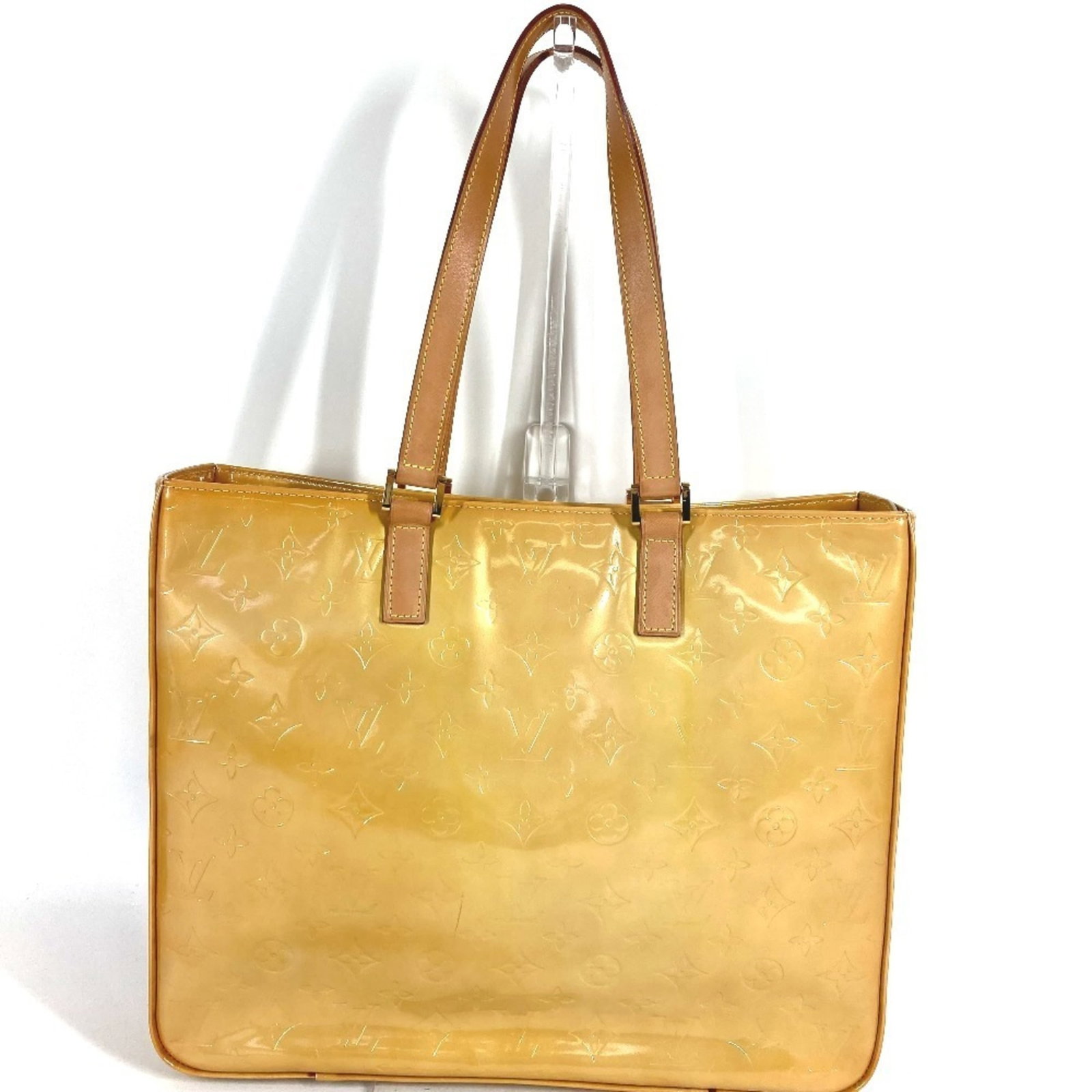 Louis Vuitton Monogram Vernis Tote Bag: Louis Vuitton Monogram Vernis Tote Bag A timeless and iconic tote bag from Louis Vuitton, the Monogram Vernis Tote Bag boasts the signature monogram pattern in rich beige hues. With its classic design