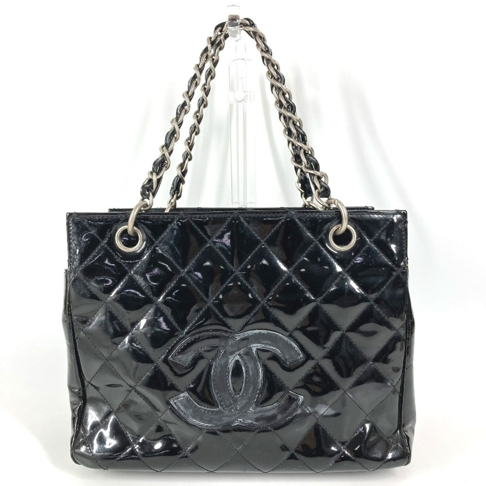 Tote Bag Quilting - Chanel Shoulder Bag: Tote Bag Quilting - Chanel Shoulder Bag Up for grabs is a pre-loved Chanel shoulder bag made from luxurious quilting material, boasting sleek black and silver hardware details that add an air of