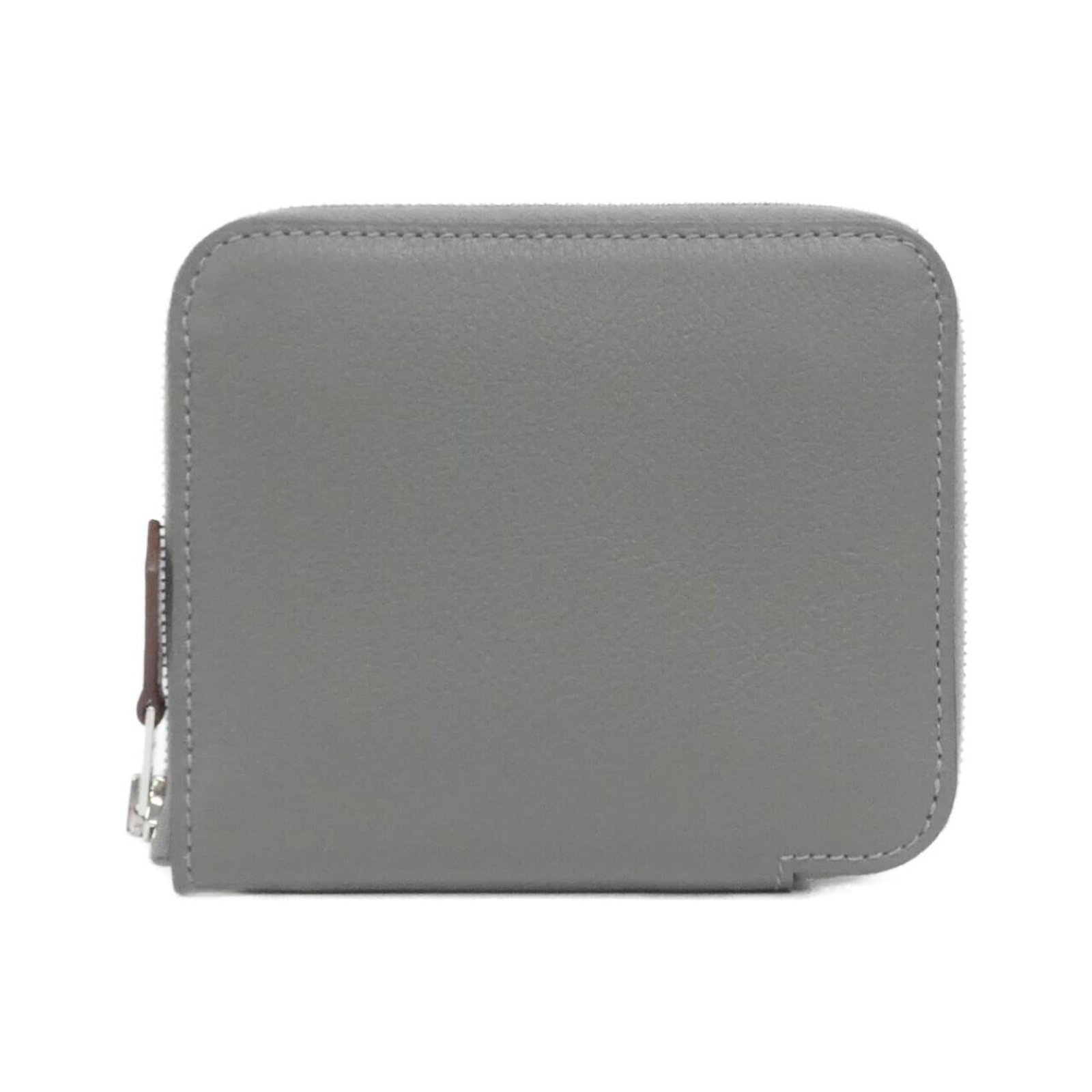 Hermes Silk and Leather Card Wallet: Hermes Silk and Leather Card Wallet A pre-owned Hermes card wallet in luxurious silk and leather, boasting a sleek gray color that exudes sophistication. With its compact size and slim profile, this w