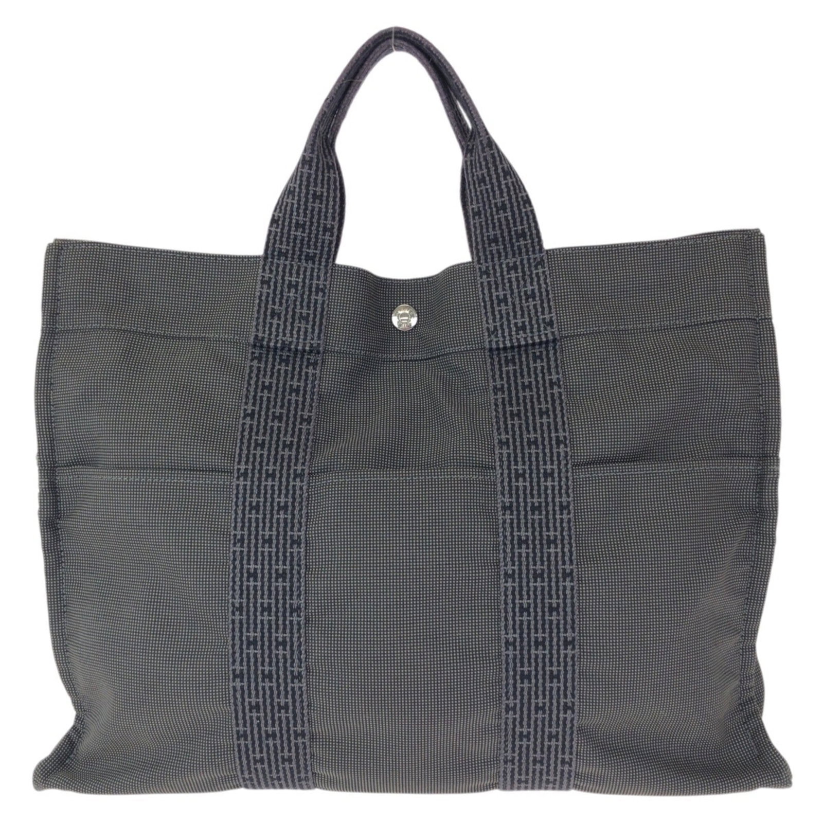 Polyester - Hermes Tote Bag Nylon: Polyester - Hermes Tote Bag Nylon A pre-owned Hermes tote bag in a versatile gray color, crafted from durable nylon and polyester for long-lasting style. Its classic design and silver hardware make it