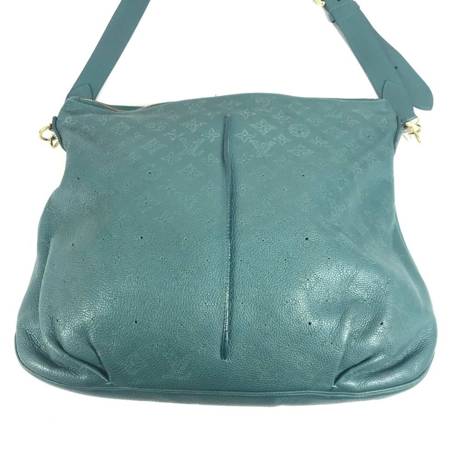 Bag Louis Vuitton Shoulder: Bag Louis Vuitton Shoulder A pre-owned Louis Vuitton shoulder bag in a stunning blue-green hue, perfect for adding a touch of luxury to any outfit. With its classic design and durable construction, th