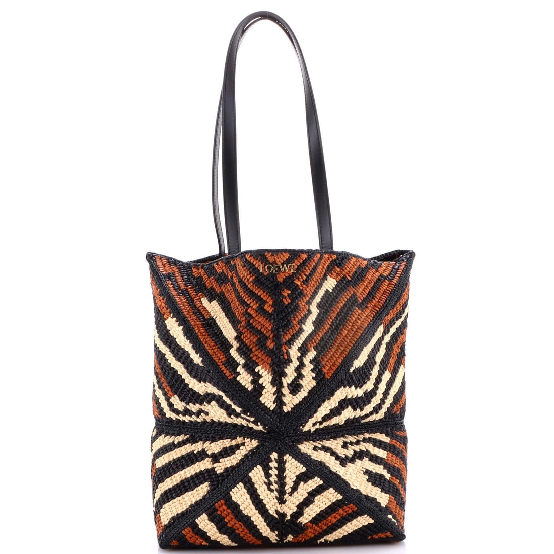 Loewe Puzzle Fold Raffia Medium Tote: Loewe Puzzle Fold Raffia Medium Tote The Loewe Puzzle Fold Raffia Medium Tote is a timeless, elegant accessory that combines classic style with a unique puzzle-inspired design. Crafted from high-quali