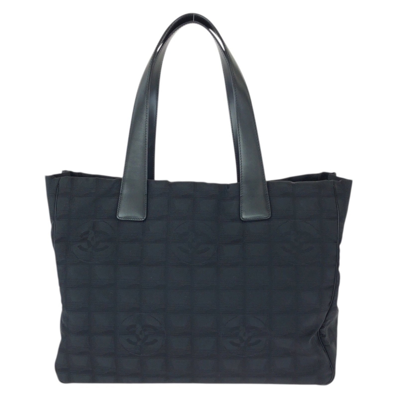 Chanel Tote Bag in Nylon and Leather: Chanel Tote Bag in Nylon and Leather A timeless and sophisticated Chanel tote bag, crafted from high-quality nylon and leather in sleek black, adds an air of elegance to any outfit. The classic design