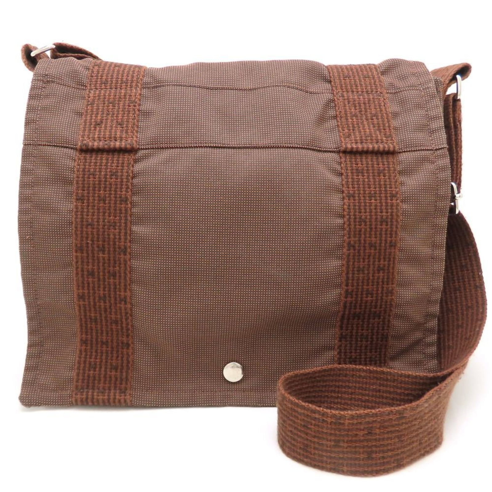 Hermes Canvas Shoulder Bag: Hermes Canvas Shoulder Bag A pre-owned Hermes Canvas Shoulder Bag in rich brown leather, perfect for adding a touch of timeless elegance to your daily routine. With its classic design and durable canv