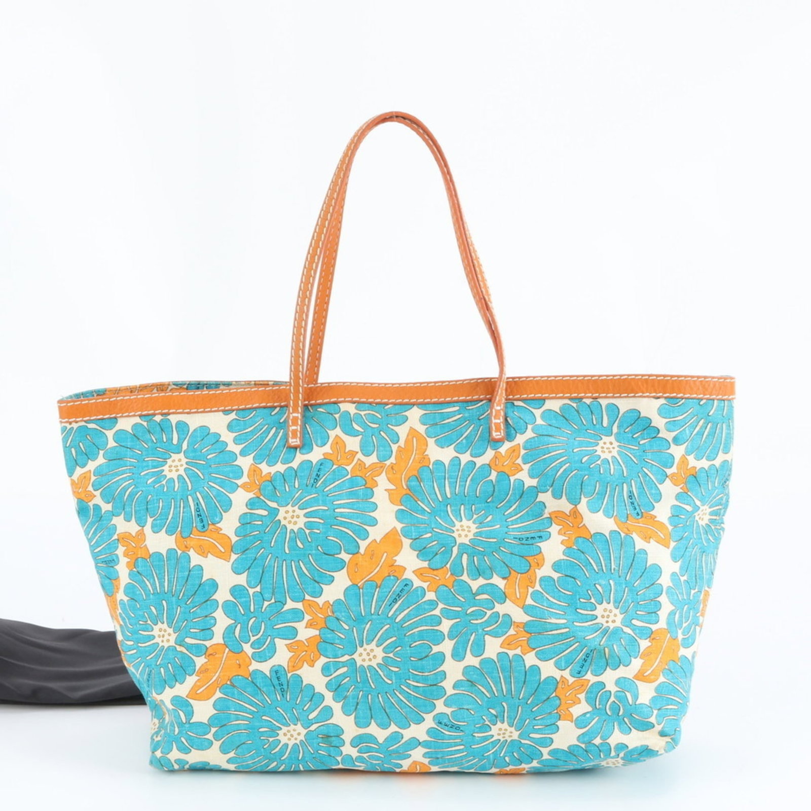 Fendi Tote Bag in Leather and Canvas: Fendi Tote Bag in Leather and Canvas A pre-owned Fendi tote bag in stunning blue leather and canvas, offering a chic and sophisticated touch to any outfit. With its classic design, spacious interior,