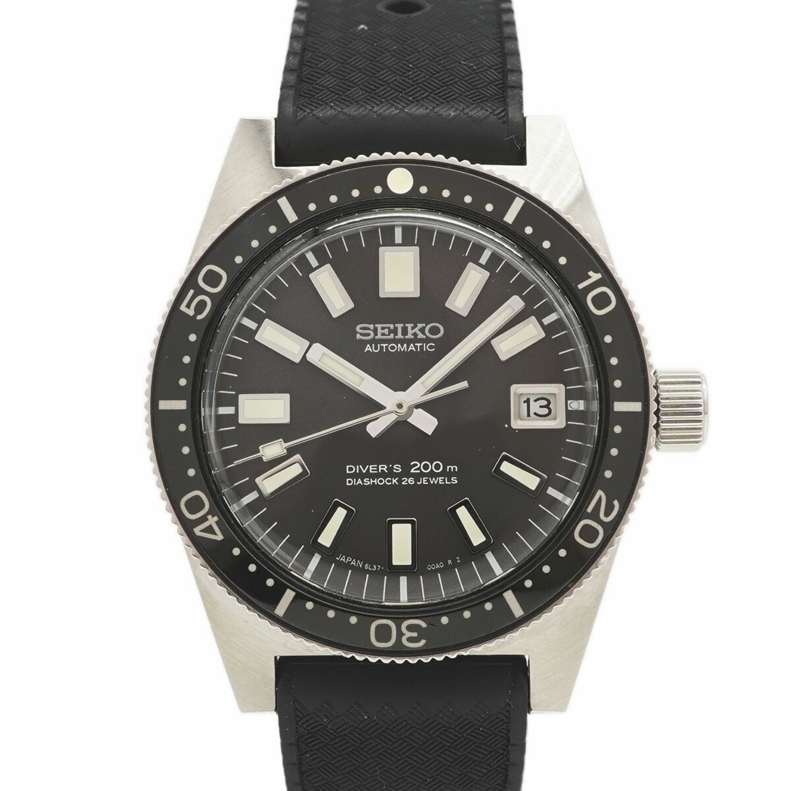Wristwatch Seiko: Wristwatch Seiko A stylish and reliable Seiko wristwatch, perfect for everyday wear, boasts a sleek 38mm gray rubber case and band, making it a great accessory for any outfit. With its classic design