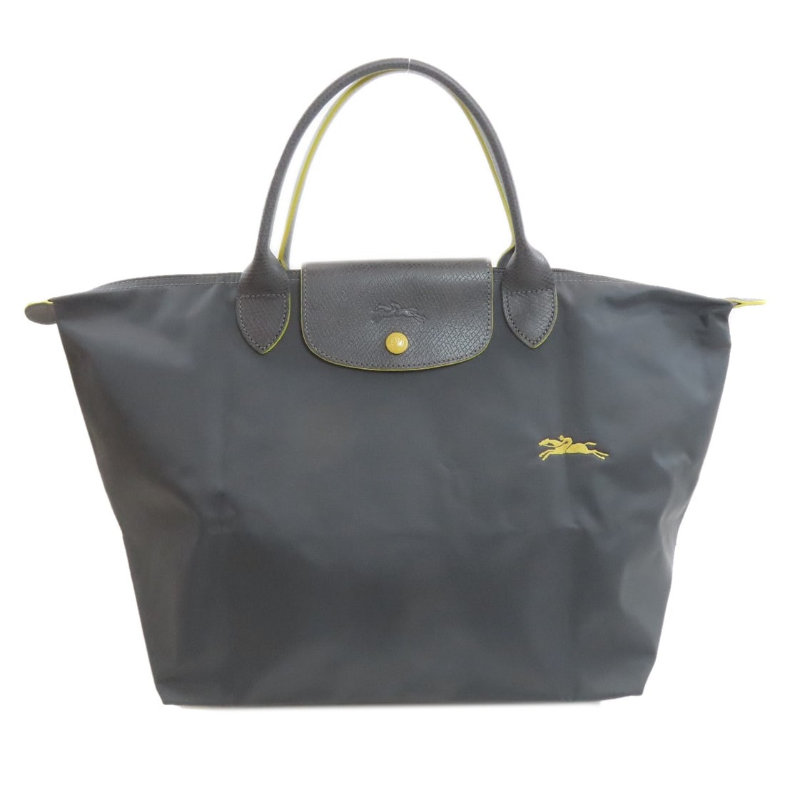 Longchamp Le Pliage Nylon Handbag: Longchamp Le Pliage Nylon Handbag Experience the perfect blend of French elegance and practicality with this iconic Longchamp Le Pliage handbag, crafted from durable nylon that can withstand daily wea