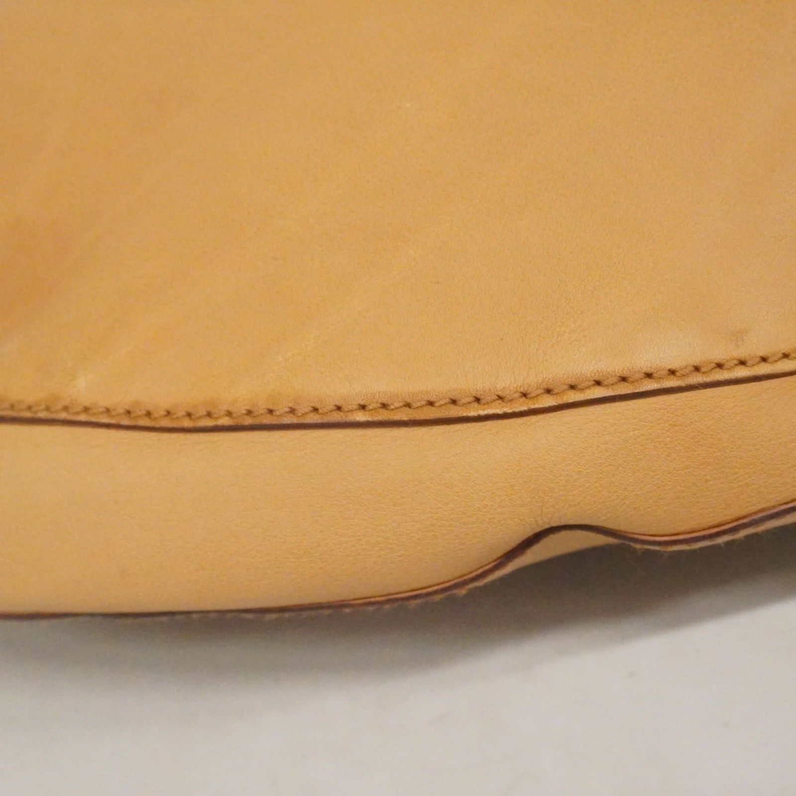 Gucci Shoulder Bag in Leather - 12