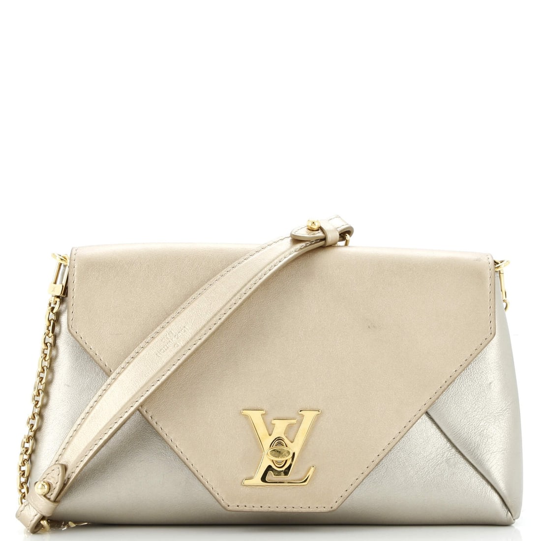 Louis Vuitton Love Note Chain Leather Clutch: Louis Vuitton Love Note Chain Leather Clutch Elevate your evening look with the iconic Louis Vuitton Love Note Chain Leather Clutch, boasting a sleek metallic gold exterior and rich brown interior. Th