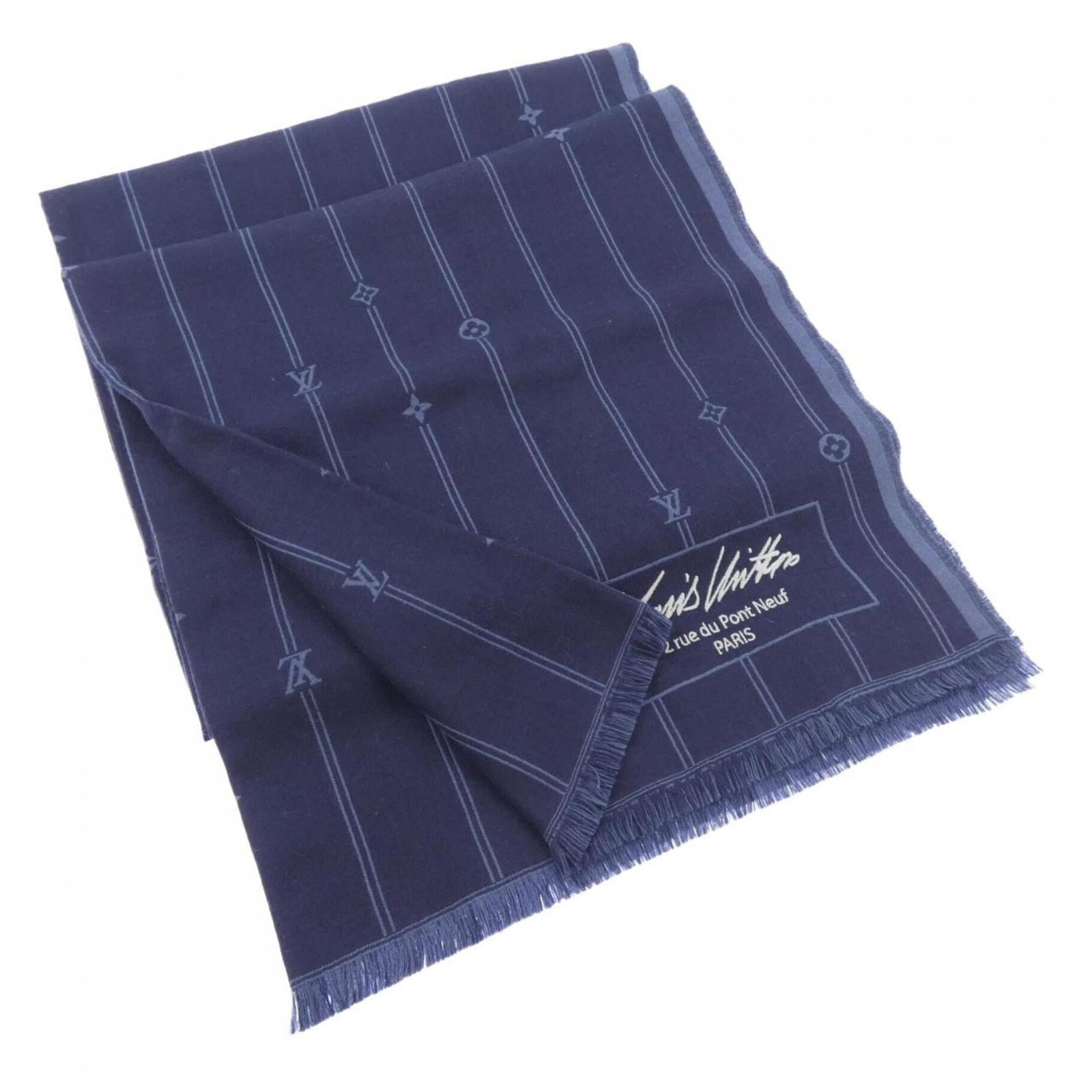 Scarf Louis Vuitton M79092: Scarf Louis Vuitton M79092 A pre-owned Louis Vuitton scarf in navy blue, measuring 1.9m x 68cm, offering a stylish and authentic touch to any outfit. With its classic design and iconic LV monogram pat