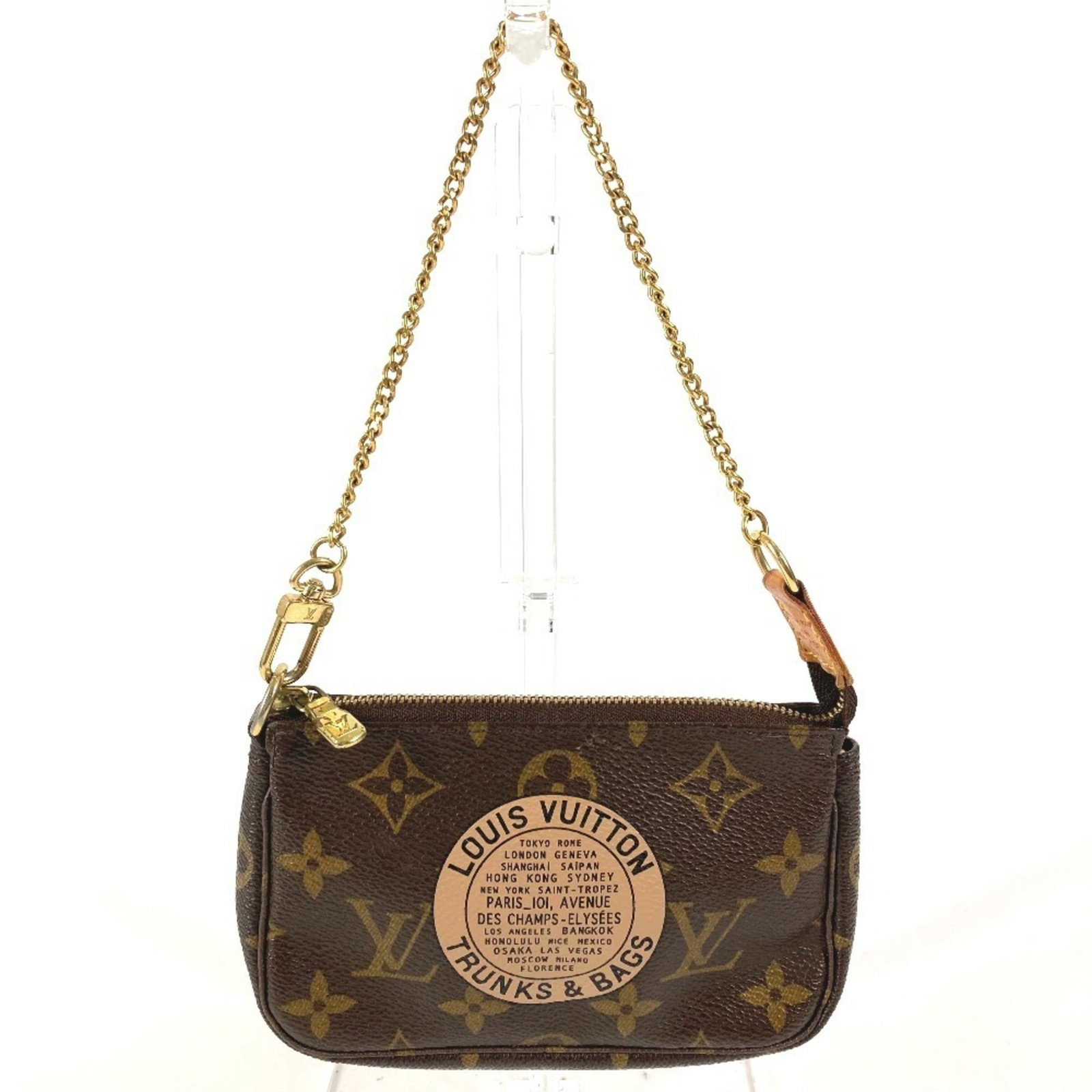 Louis Vuitton Pochette Monogram Handbag: Louis Vuitton Pochette Monogram Handbag A timeless piece of luxury, the Louis Vuitton Pochette Monogram Handbag boasts the iconic monogram pattern and rich brown color that exudes sophistication and e