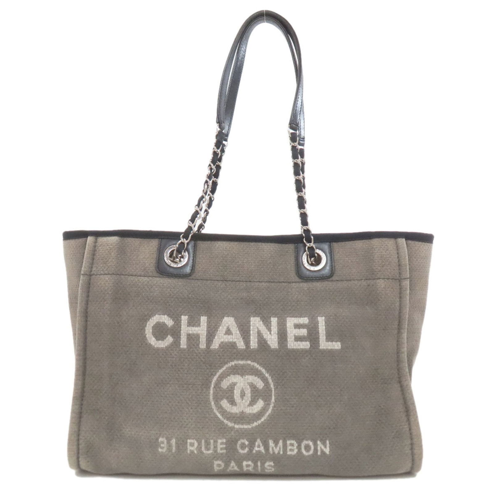 Leather Chanel Tote Bag: Leather Chanel Tote Bag A timeless and sophisticated addition to any wardrobe, this pre-owned Chanel leather tote bag boasts the iconic interlocking CC clasp and premium grained leather construction,