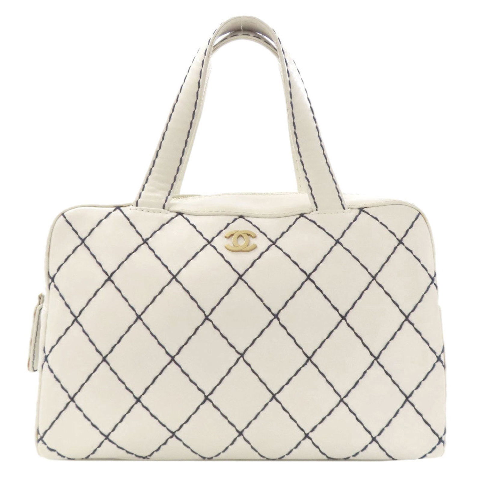 Leather Chanel Handbag: Leather Chanel Handbag A pristine white leather Chanel handbag, with its classic design and timeless elegance, is up for grabs. With its 21cm x 32cm x 13cm dimensions and iconic quilted pattern, this