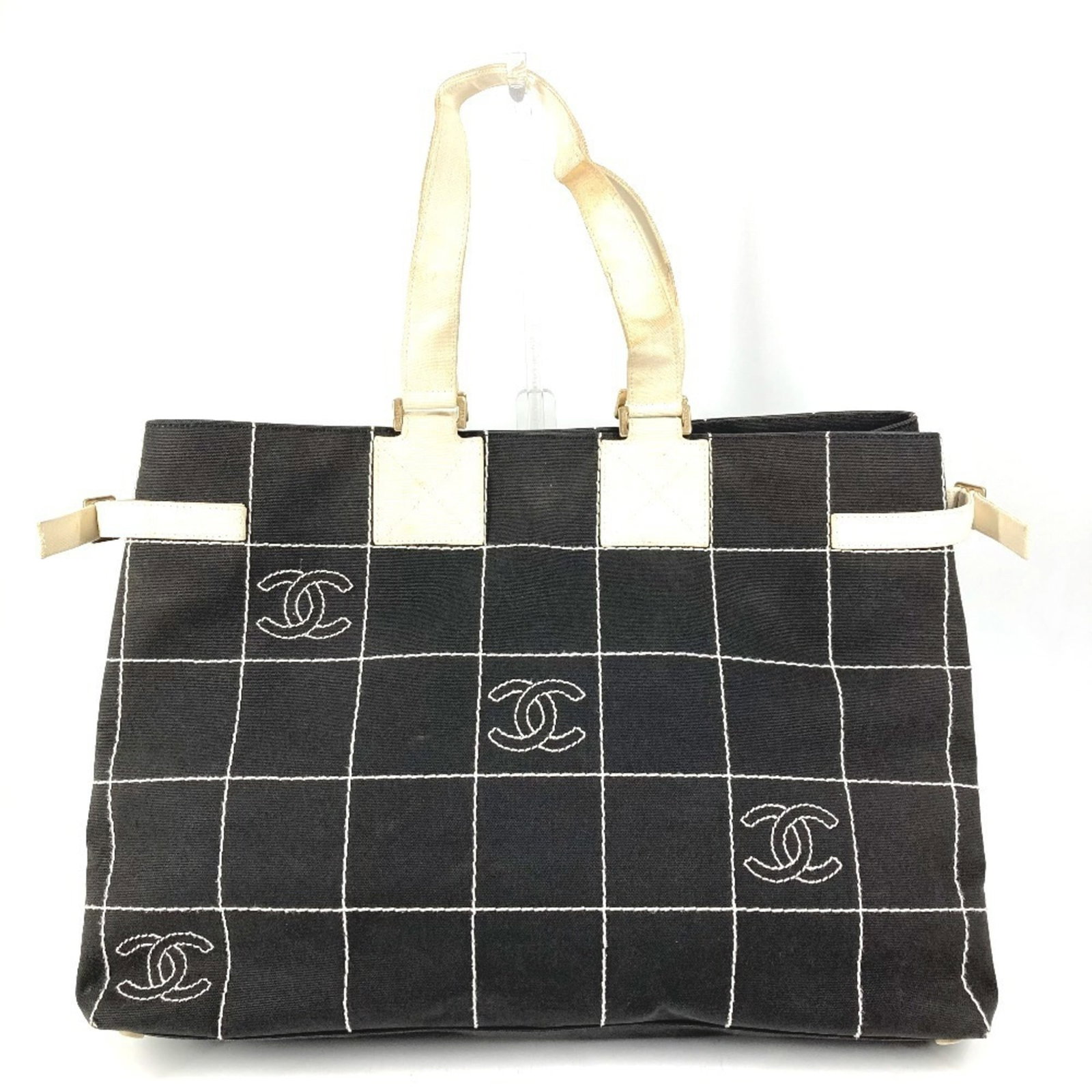 Tote Bag Canvas - Chanel Handbag - Shoulder Bag: Tote Bag Canvas - Chanel Handbag - Shoulder Bag A pre-owned Chanel tote bag canvas in sleek black and crisp white, perfect for adding a touch of timeless elegance to your daily routine. With its class