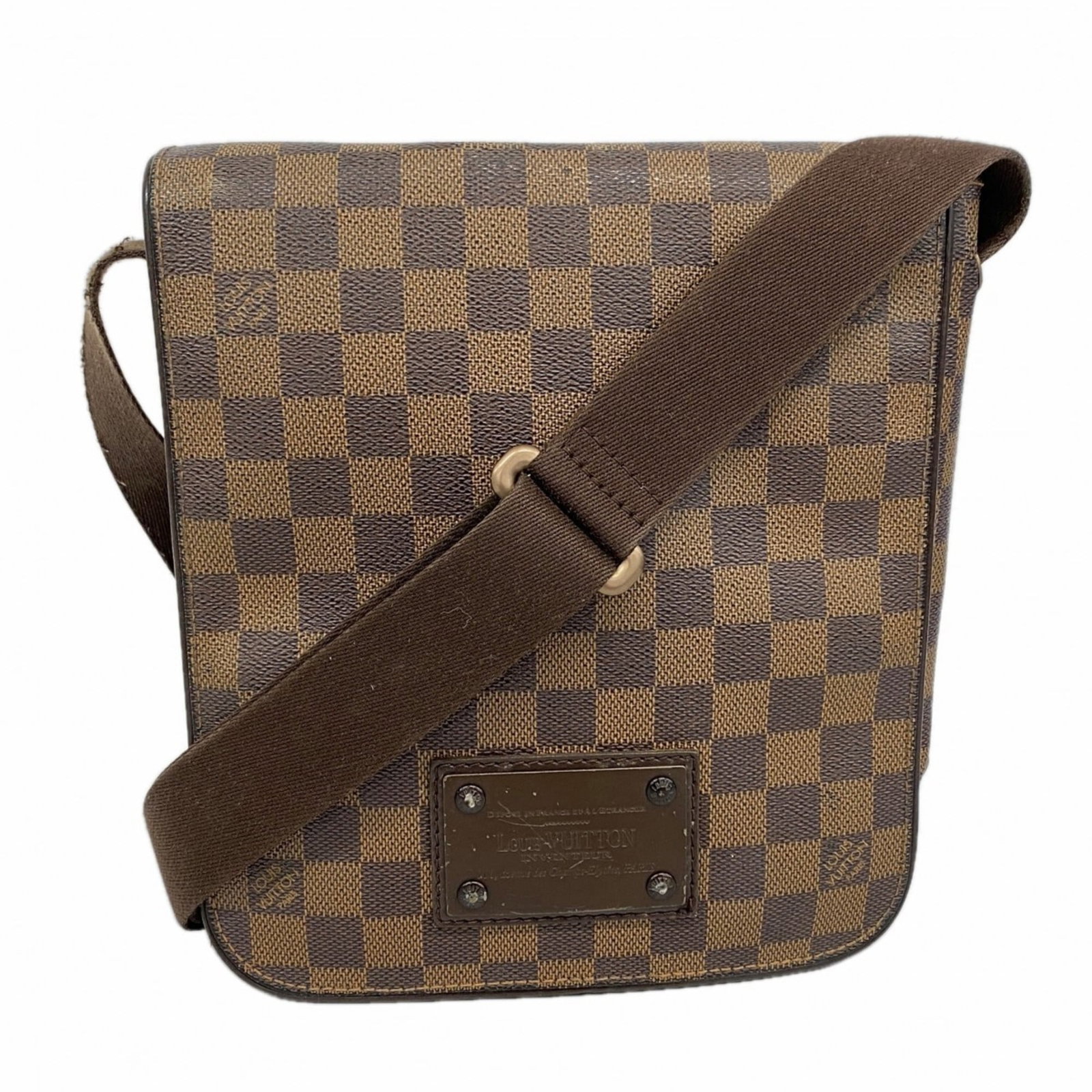 Bag Louis Vuitton Shoulder: Bag Louis Vuitton Shoulder A pre-owned Louis Vuitton shoulder bag in Ebene, perfect for adding a touch of timeless elegance to your daily routine. With its classic design and spacious interior, this b