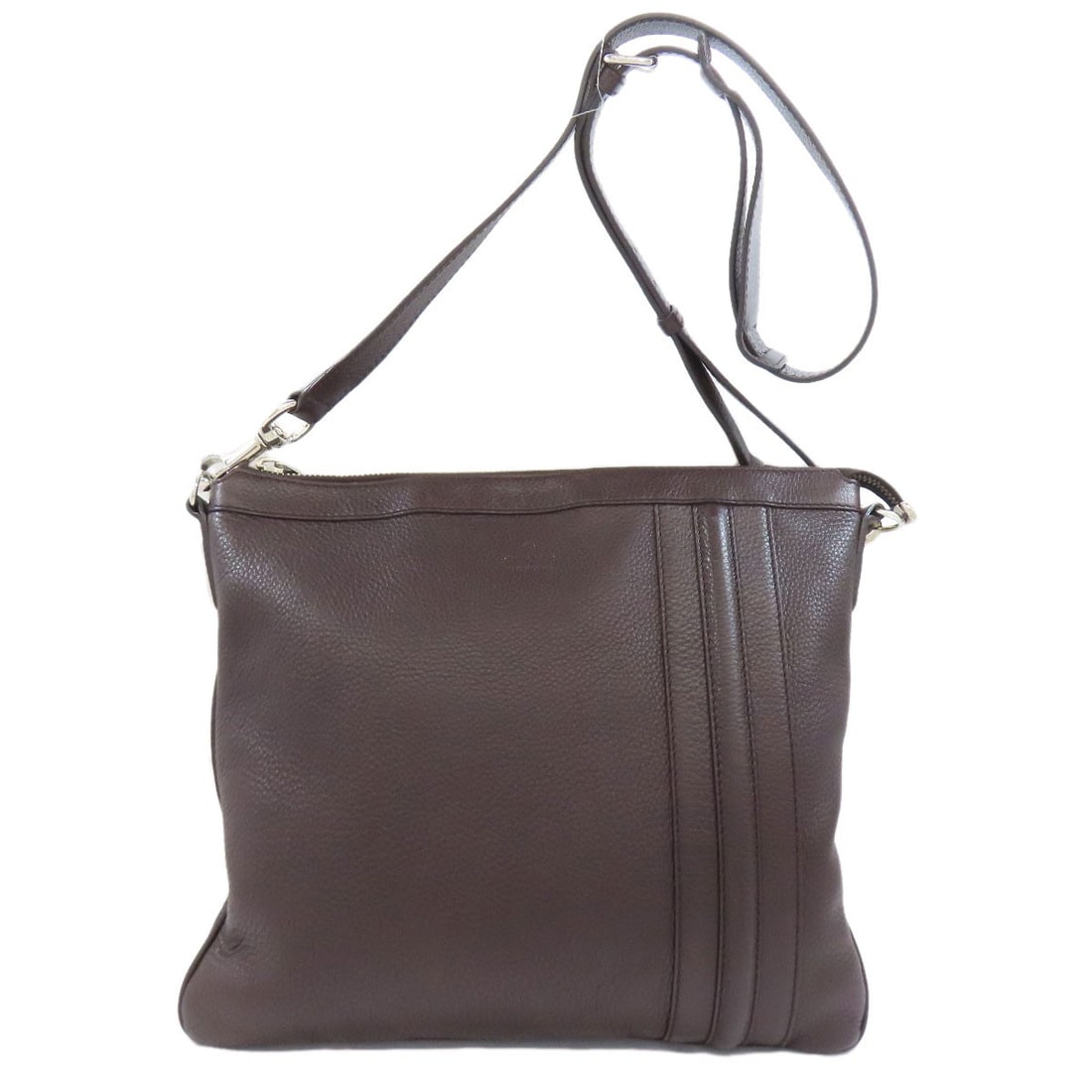 Calf GUCCI 233329 logo Shoulder Bag: Calf GUCCI 233329 logo Shoulder Bag Experience the timeless elegance of Gucci with this stunning Calf shoulder bag, crafted in rich brown leather and adorned with the iconic logo at the front. This lu