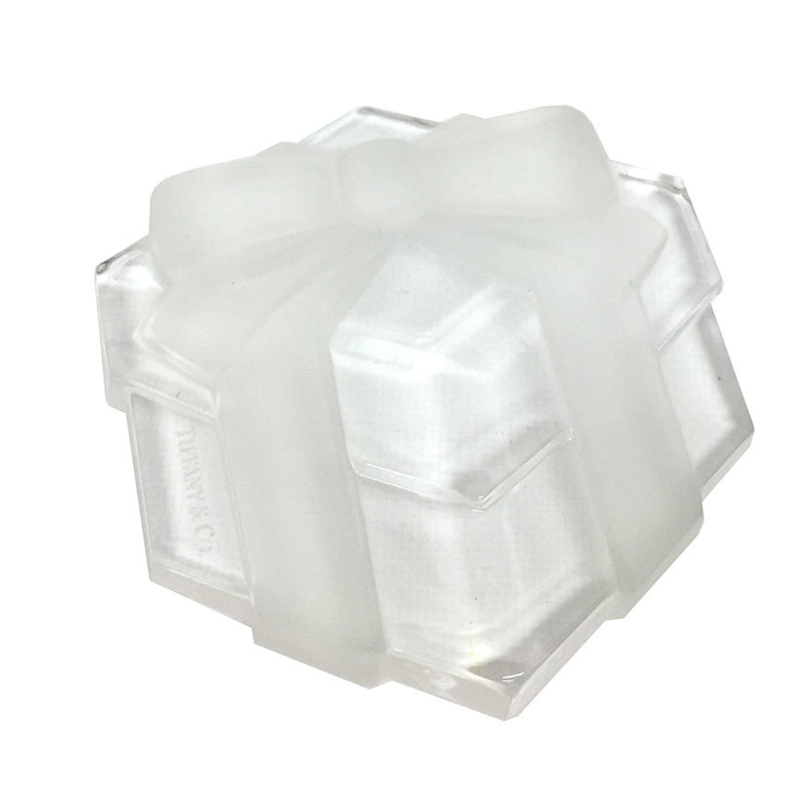 Figurine Tiffany: Figurine Tiffany A beautiful and elegant figurine from Tiffany, this stunning piece is in very good condition despite showing some minor signs of wear, including a few scratches and faint usage marks.