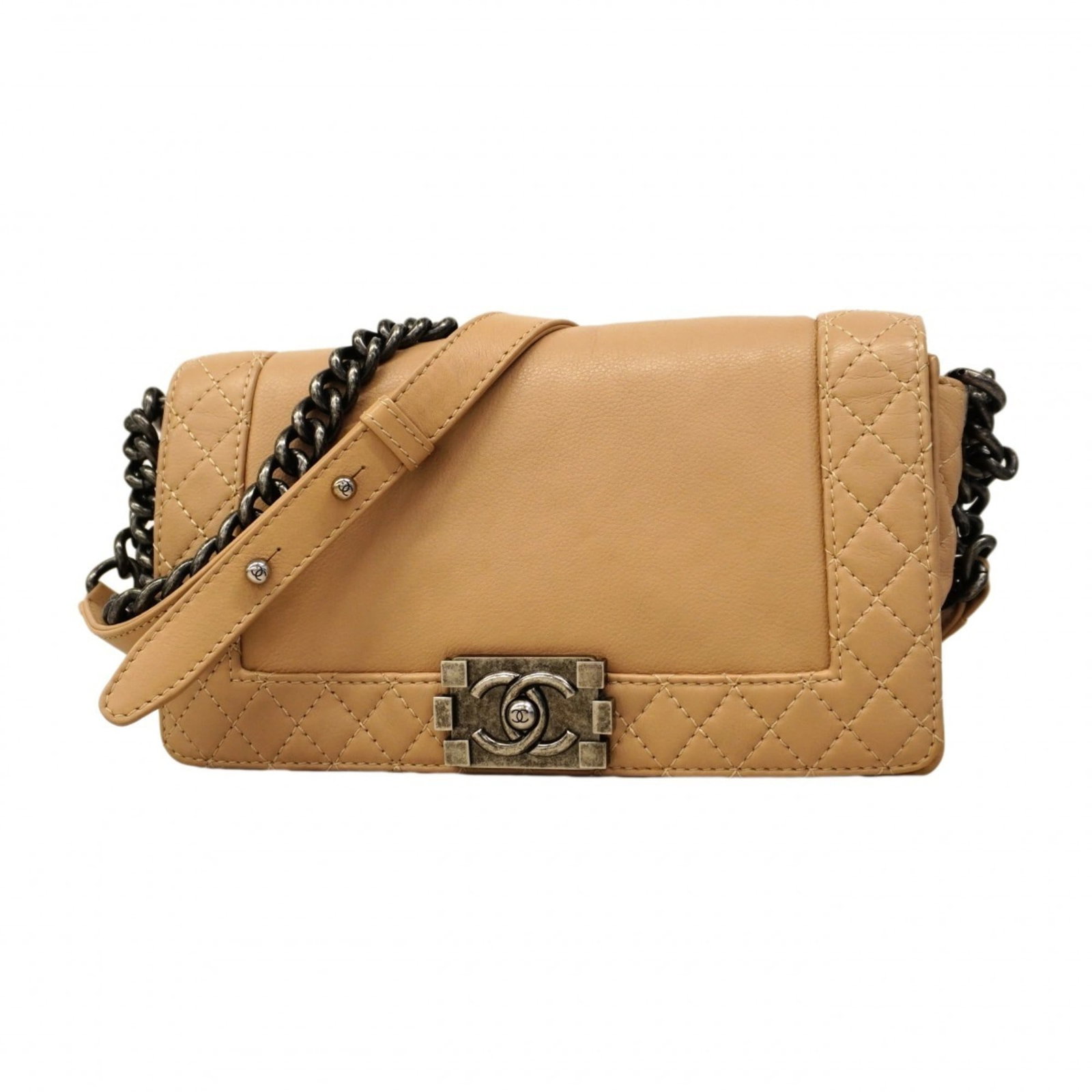 Chanel Shoulder Bag in Leather: Chanel Shoulder Bag in Leather A pre-owned Chanel shoulder bag in light brown leather, adorned with silver hardware and boasting a timeless design that exudes classic sophistication. With its compact