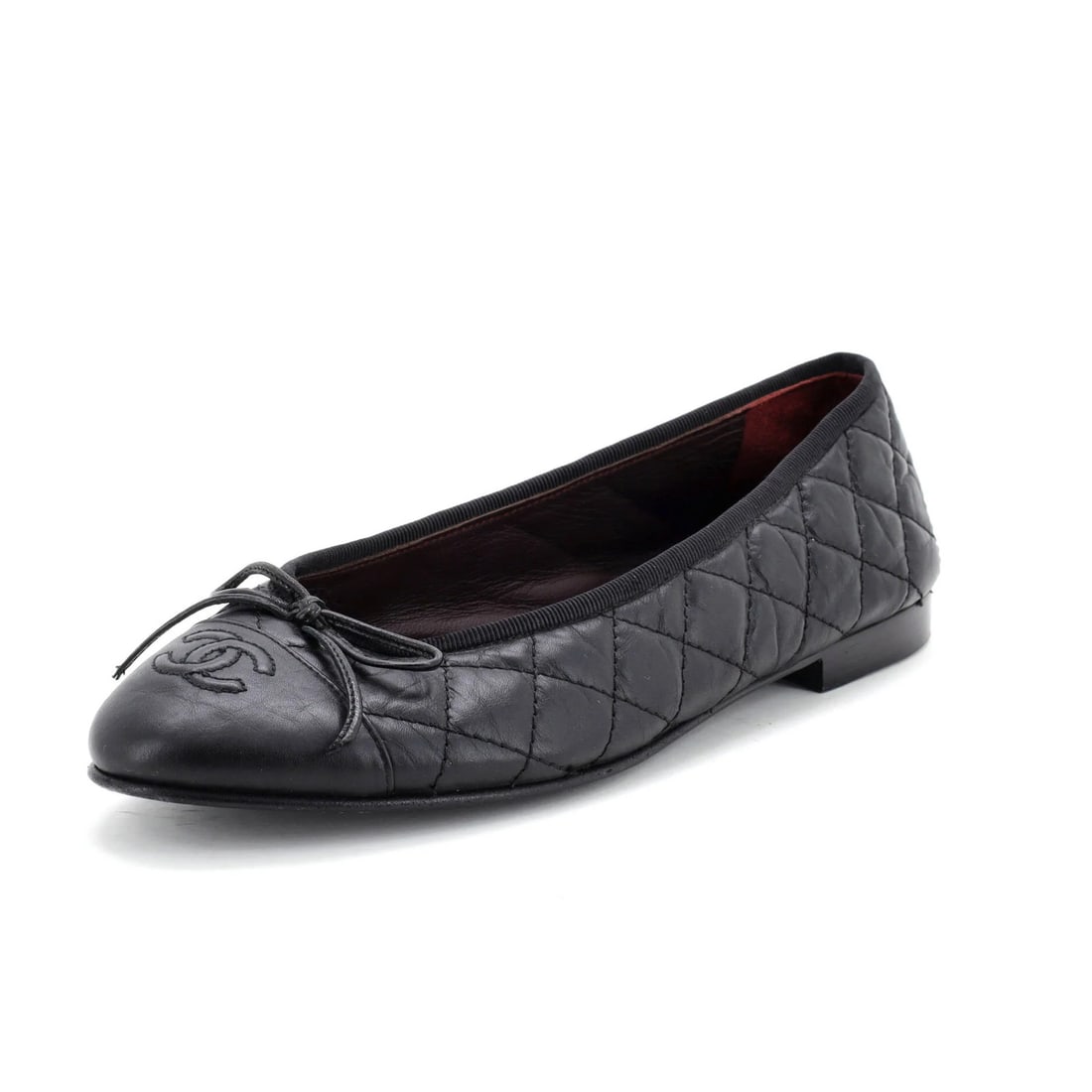 Chanel Women's CC Cap-Toe Bow Ballerina Flats in Quilted Leather: Chanel Women's CC Cap-Toe Bow Ballerina Flats in Quilted Leather Elevate your shoe game with the iconic Chanel CC Cap-Toe Bow Ballerina Flats, crafted from rich quilted leather in sleek black. Featuri