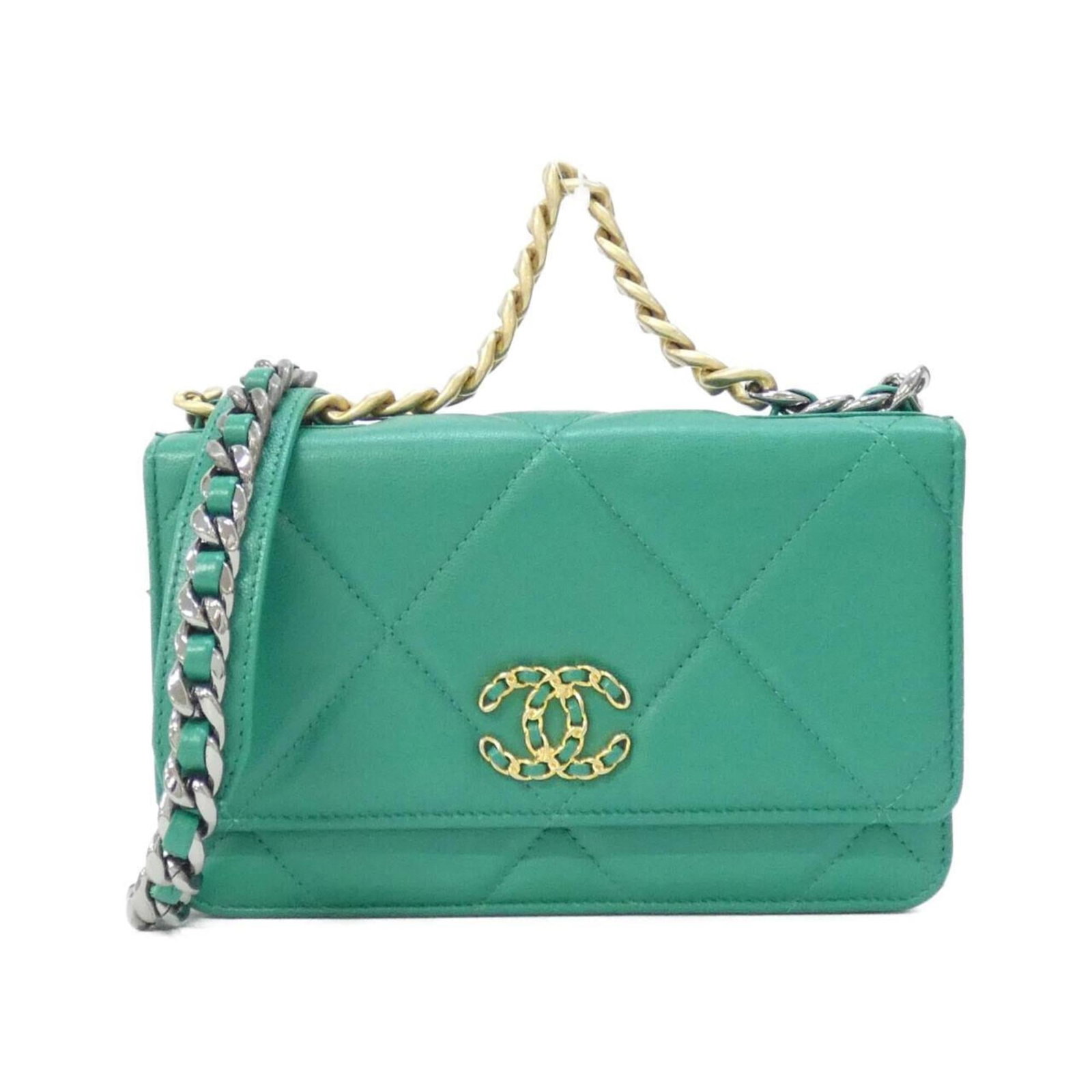 Chanel Chain and Leather Shoulder Wallet: Chanel Chain and Leather Shoulder Wallet A chic and timeless Chanel shoulder wallet, crafted from luxurious lamb leather in a striking green hue. With its signature chain strap and adjustable length,