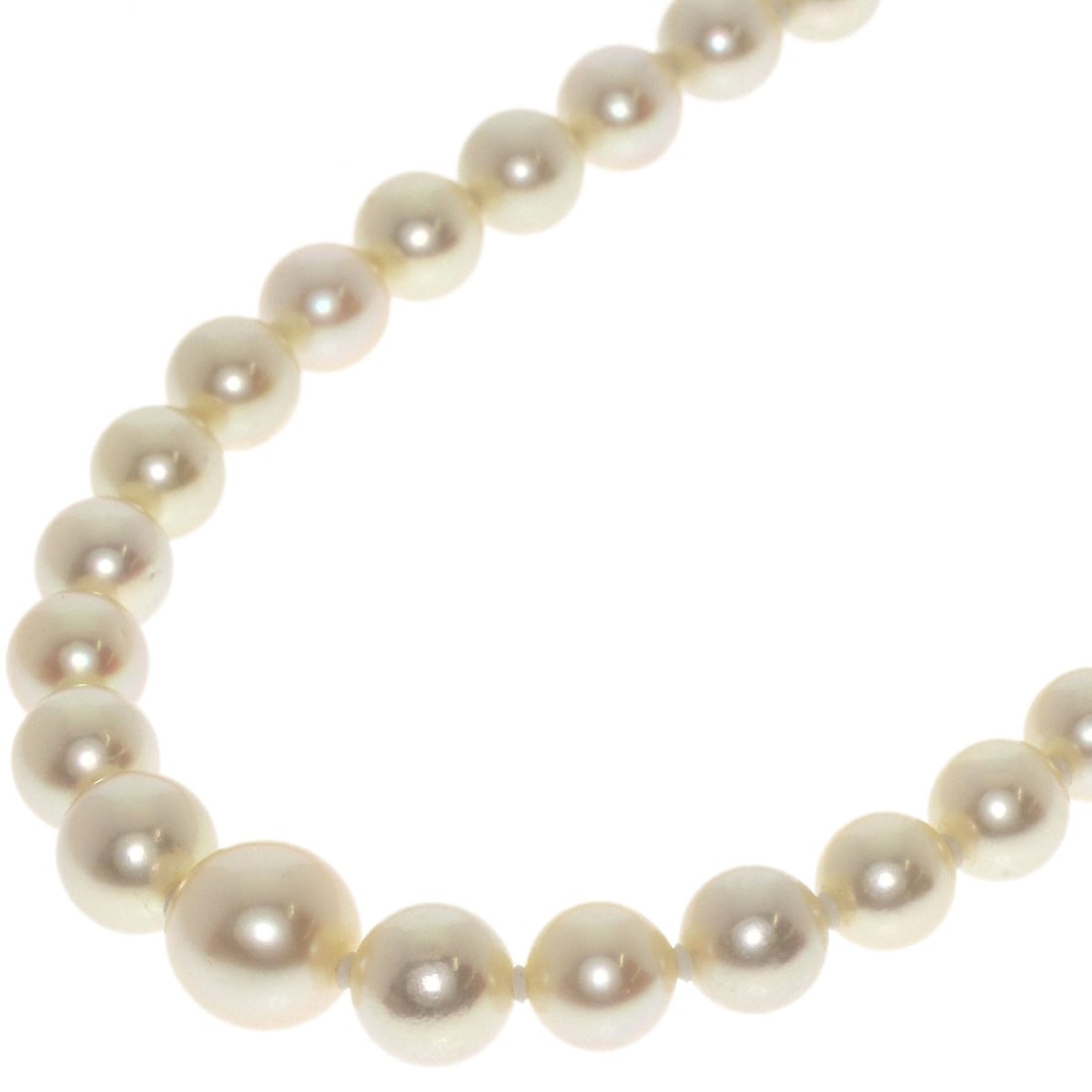 Mikimoto Pearl Necklace in Metal: Mikimoto Pearl Necklace in Metal Experience the timeless elegance of Mikimoto, Japan's renowned pearl expert, with this stunning metal necklace featuring high-quality white pearls. Measuring 17.7