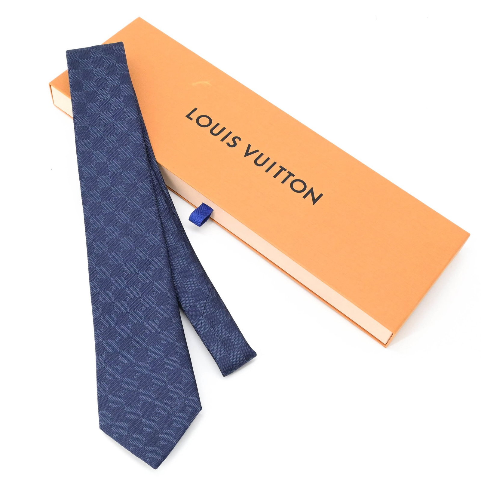 Louis Vuitton Cravat Silk: Louis Vuitton Cravat Silk Experience the timeless elegance of Louis Vuitton with this classic navy cravat silk, perfectly crafted from 100% luxurious silk. Its sleek design and crisp folds make it an