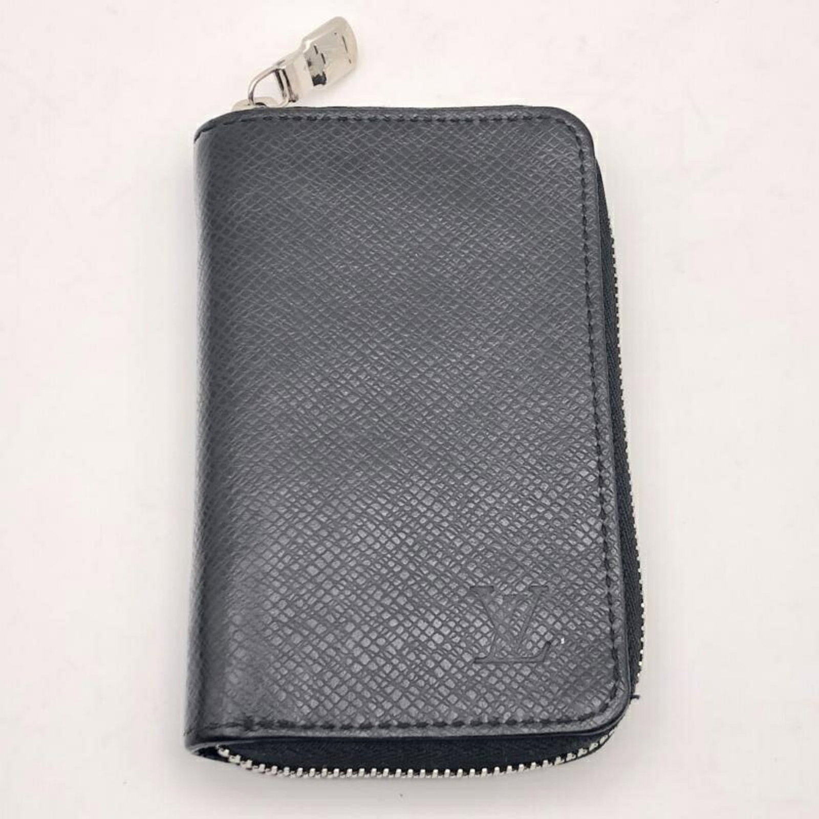 Louis Vuitton Black Taiga Coin Purse Wallet M30511: Louis Vuitton Black Taiga Coin Purse Wallet M30511 A sleek and sophisticated accessory for the modern man, this Louis Vuitton Black Taiga Coin Purse Wallet is a timeless piece that exudes luxury and e