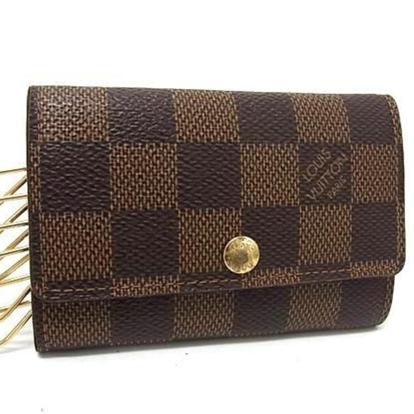 Louis Vuitton Damier Canvas Keycase: Louis Vuitton Damier Canvas Keycase A timeless piece of luxury, this Louis Vuitton Damier Canvas Keycase is a stylish and practical accessory for everyday carry. Made from high-quality Damier canvas,