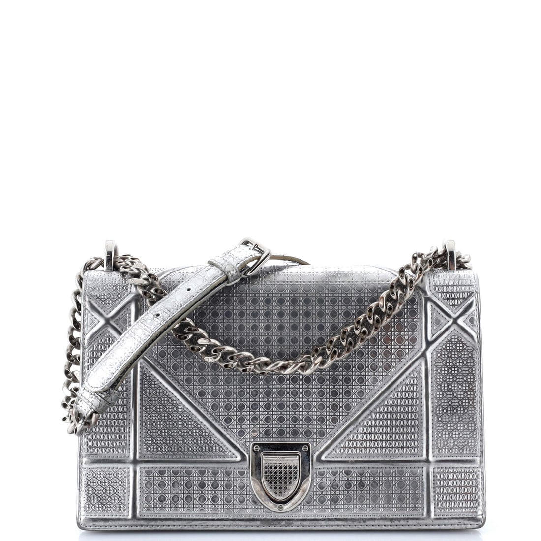 Christian Dior Diorama Flap Bag - Medium Calfskin Cannage Embossed: Christian Dior Diorama Flap Bag - Medium Calfskin Cannage Embossed Experience the epitome of luxury with the iconic Christian Dior Diorama Flap Bag, boasting sleek metallic silver exterior and rich ca