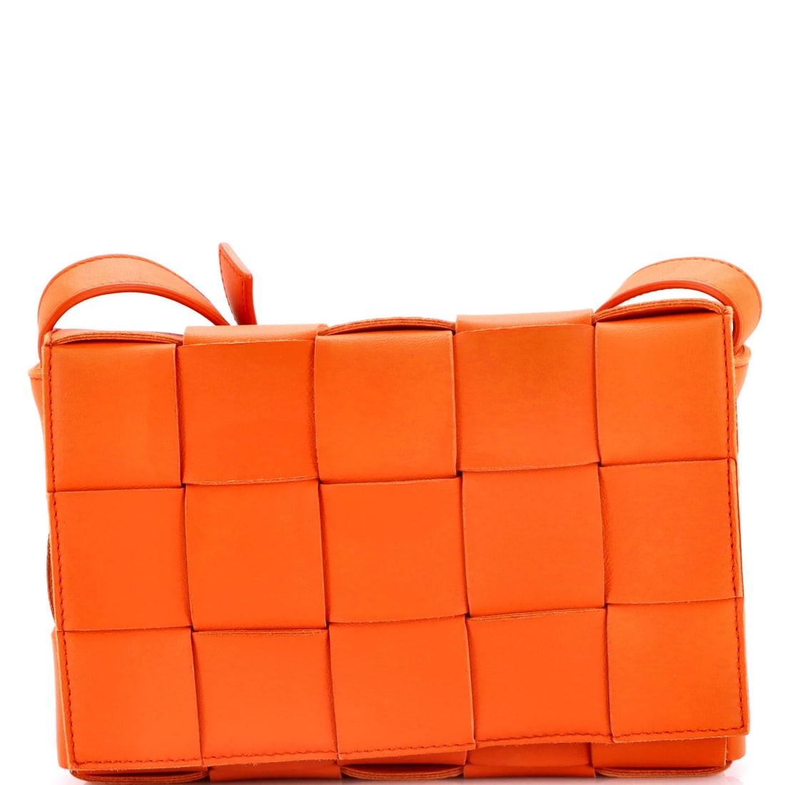 Bottega Veneta Cassette Crossbody Bag - Maxi Intrecciato Leather Small: Bottega Veneta Cassette Crossbody Bag - Maxi Intrecciato Leather Small The iconic Bottega Veneta Cassette Crossbody Bag is a timeless piece that exudes understated elegance, with its signature Maxi