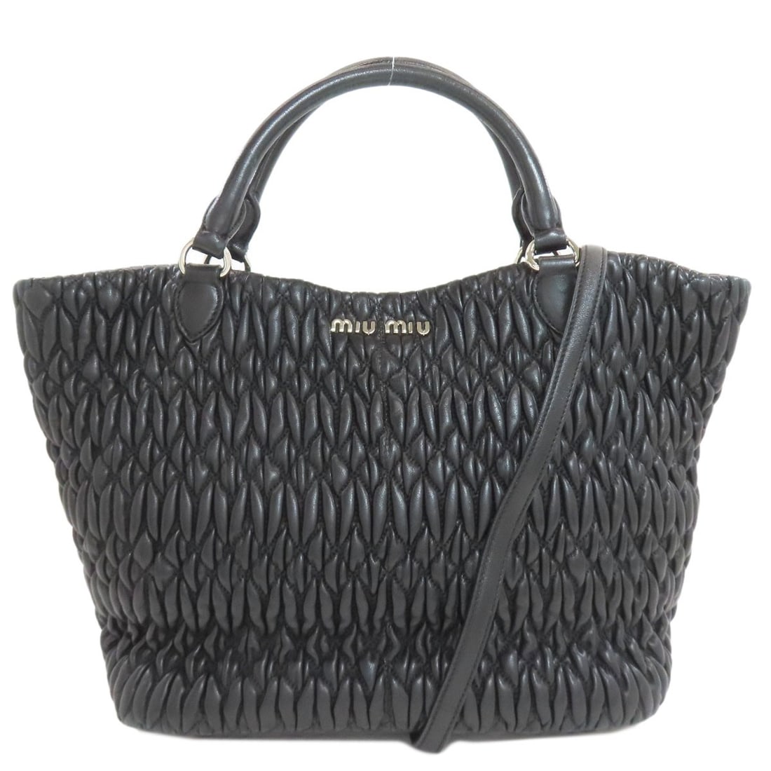 Calf MIUMIU Materasse 2WAY Handbag: Calf MIUMIU Materasse 2WAY Handbag The MIUMIU Materasse 2WAY Handbag is a sleek and sophisticated accessory from Italy, boasting a rich black calf exterior that exudes luxury. Its unique 2WAY design a