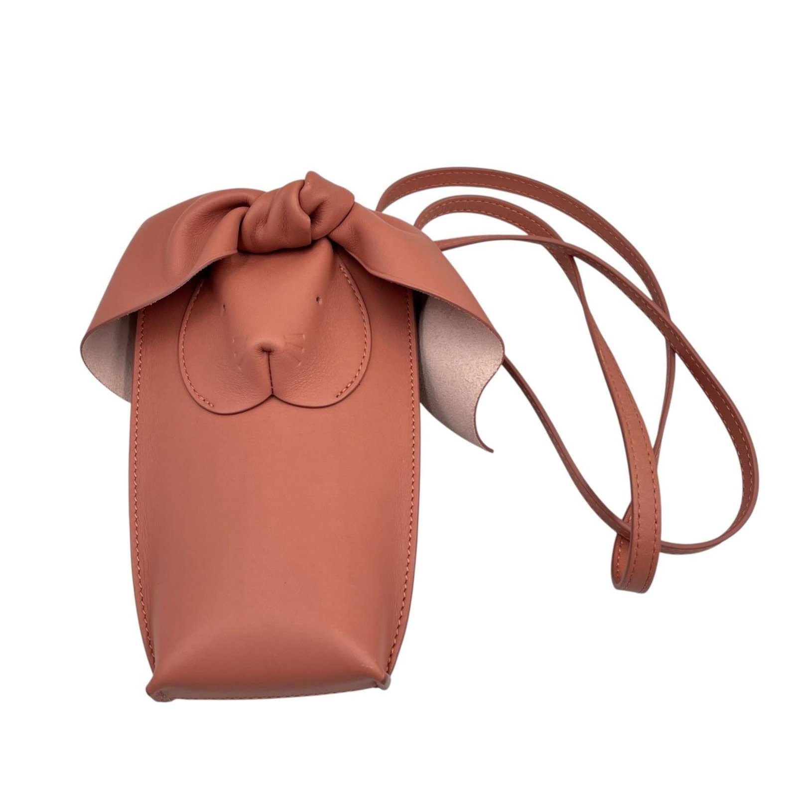 Loewe Leather Shoulder Bag: Loewe Leather Shoulder Bag A beautiful, pre-owned Loewe leather shoulder bag in a stunning pink hue, boasting classic design and exceptional craftsmanship. With its sleek 19.5cm silhouette and rich, s
