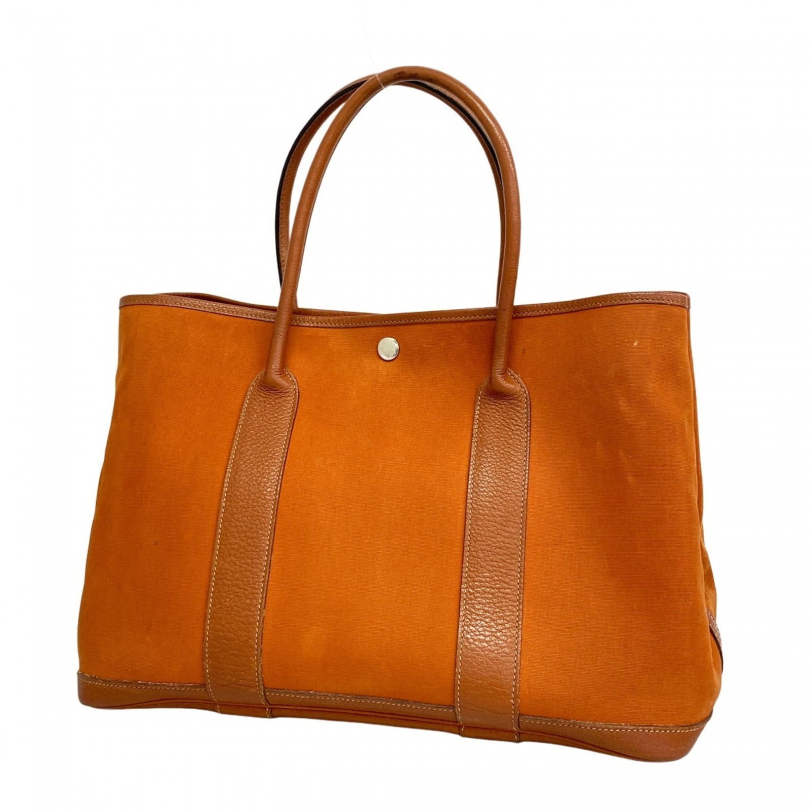 Officier Hermes Tote Bag Toile: Officier Hermes Tote Bag Toile A timeless and elegant Officier Tote Bag from the iconic French fashion house Hermes, boasting a rich brown Toile de Jouy print and sleek silver hardware. With its class