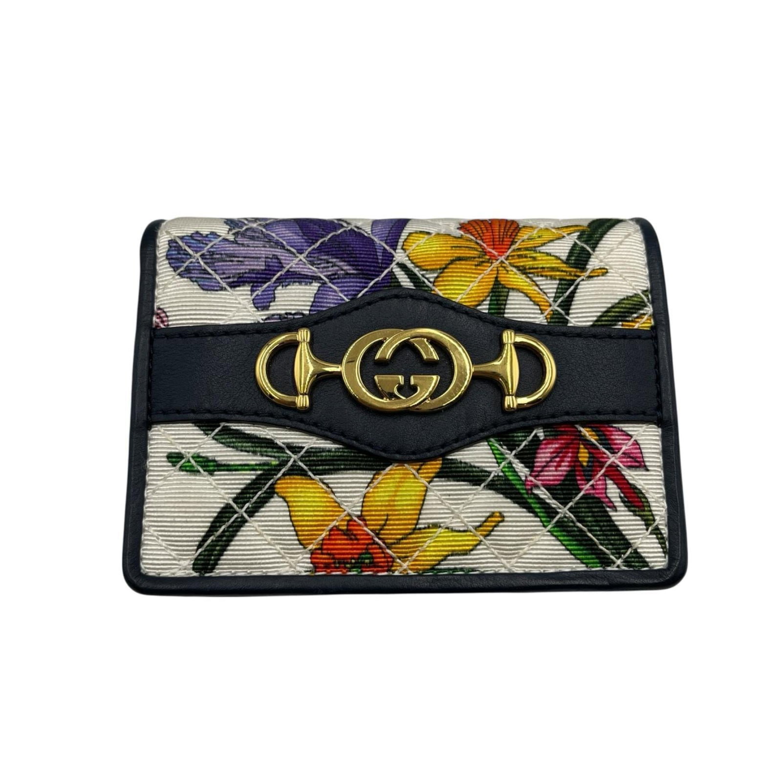 Quilting Gucci Wallet (Bi-Fold): Quilting Gucci Wallet (Bi-Fold) A rare find for the fashionista, this pre-owned Gucci bi-fold wallet boasts a unique quilting design that adds a touch of sophistication to any outfit. With its classic