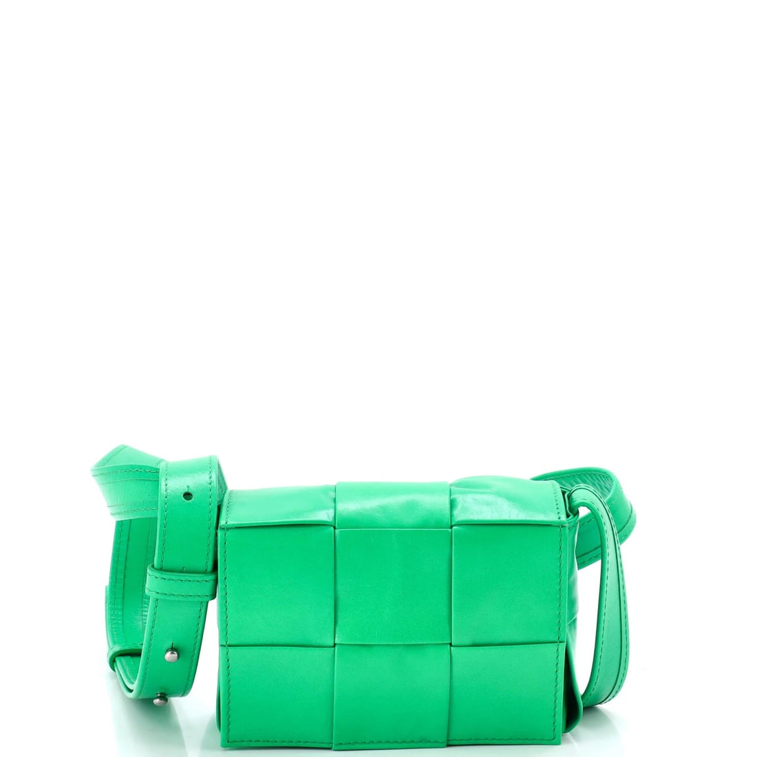 Candy Bottega Veneta Cassette Crossbody Bag Maxi Intrecciato Leather: Candy Bottega Veneta Cassette Crossbody Bag Maxi Intrecciato Leather Up for sale is the iconic Cassette Crossbody Bag from Bottega Veneta, boasting the brand's signature Intrecciato leather in a