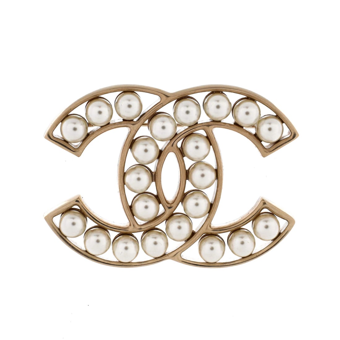 Chanel CC Brooch with Faux Pearls in Metal: Chanel CC Brooch with Faux Pearls in Metal A stunning Chanel CC Brooch with faux pearls in gold metal adds a touch of timeless elegance to any outfit. This exquisite piece boasts intricate details and