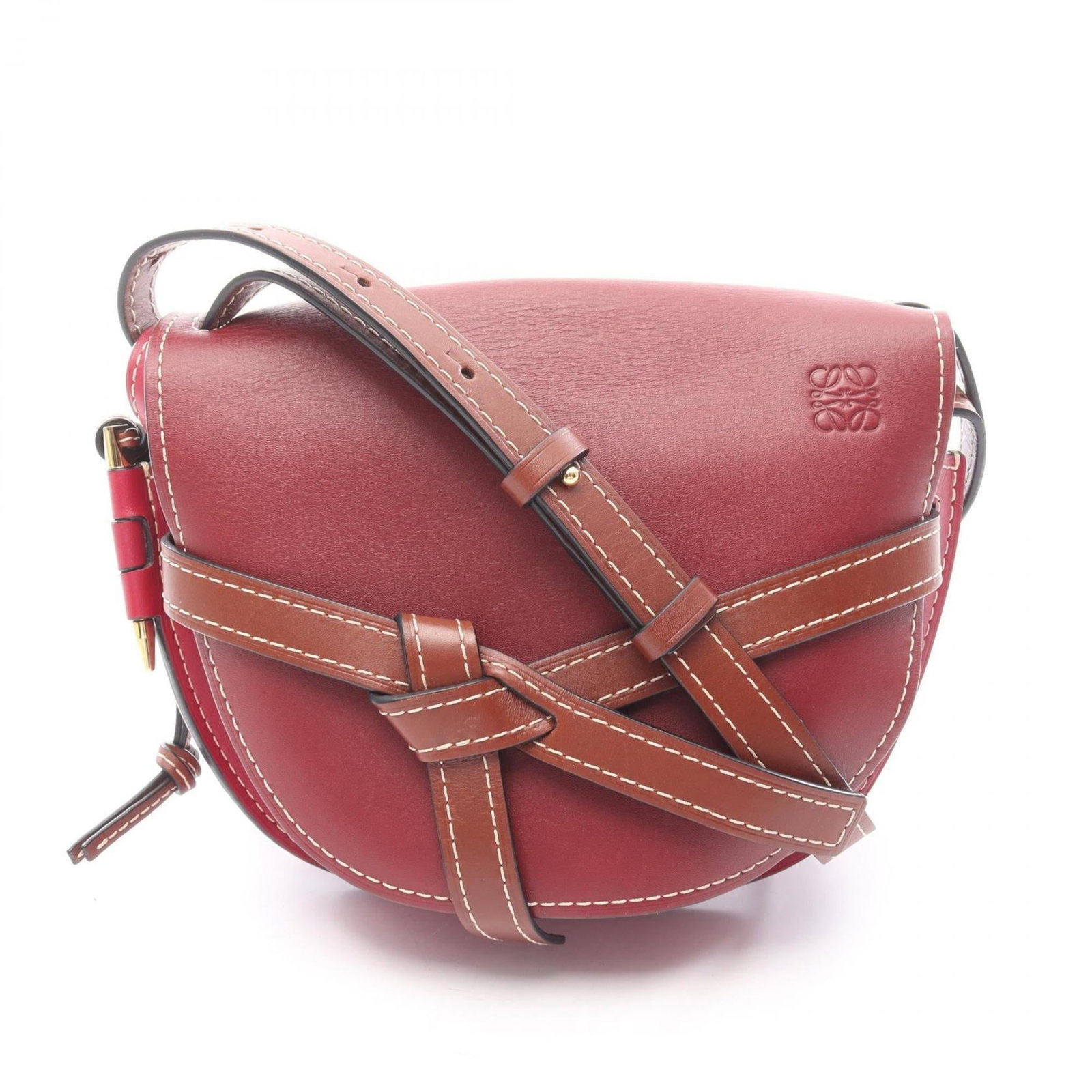 Loewe Leather Shoulder Bag: Loewe Leather Shoulder Bag A stunning pre-owned Loewe leather shoulder bag in rich Bordeaux, boasting exceptional quality and timeless design. With its classic shape, supple leather, and subtle scratc