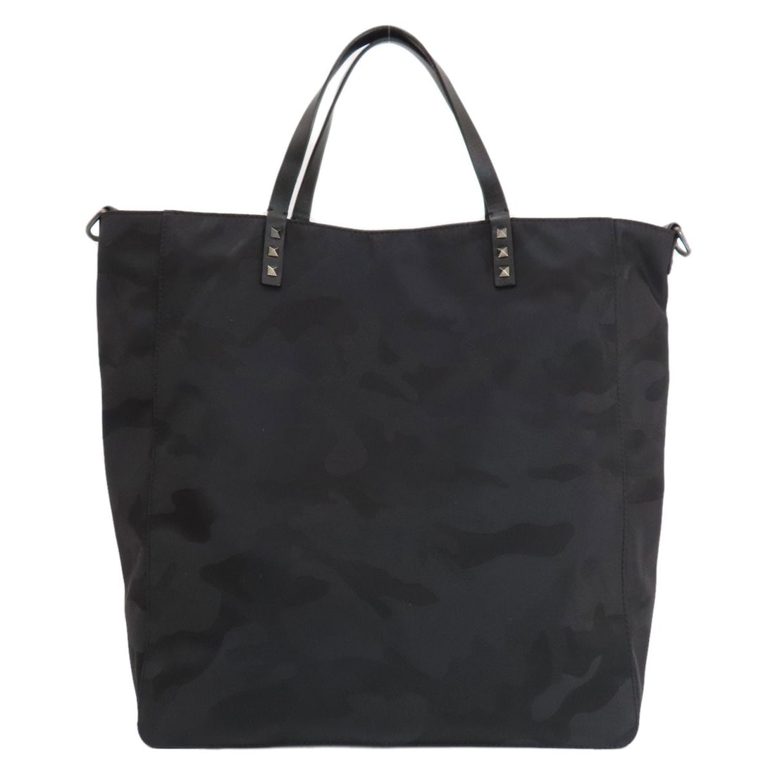 Nylon VALENTINO camouflage pattern studs Tote Bag: Nylon VALENTINO camouflage pattern studs Tote Bag Elevate your style with the VALENTINO nylon tote bag, boasting a striking camouflage pattern that adds an edgy touch to any outfit. Made from high-qua
