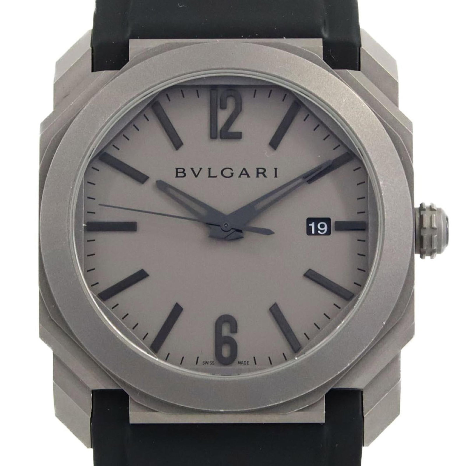Wristwatch Bvlgari: Wristwatch Bvlgari A sleek and sophisticated timepiece, this pre-owned Bvlgari wristwatch boasts a durable titanium case and rubber band, perfect for everyday wear. The gray dial adds a touch of under