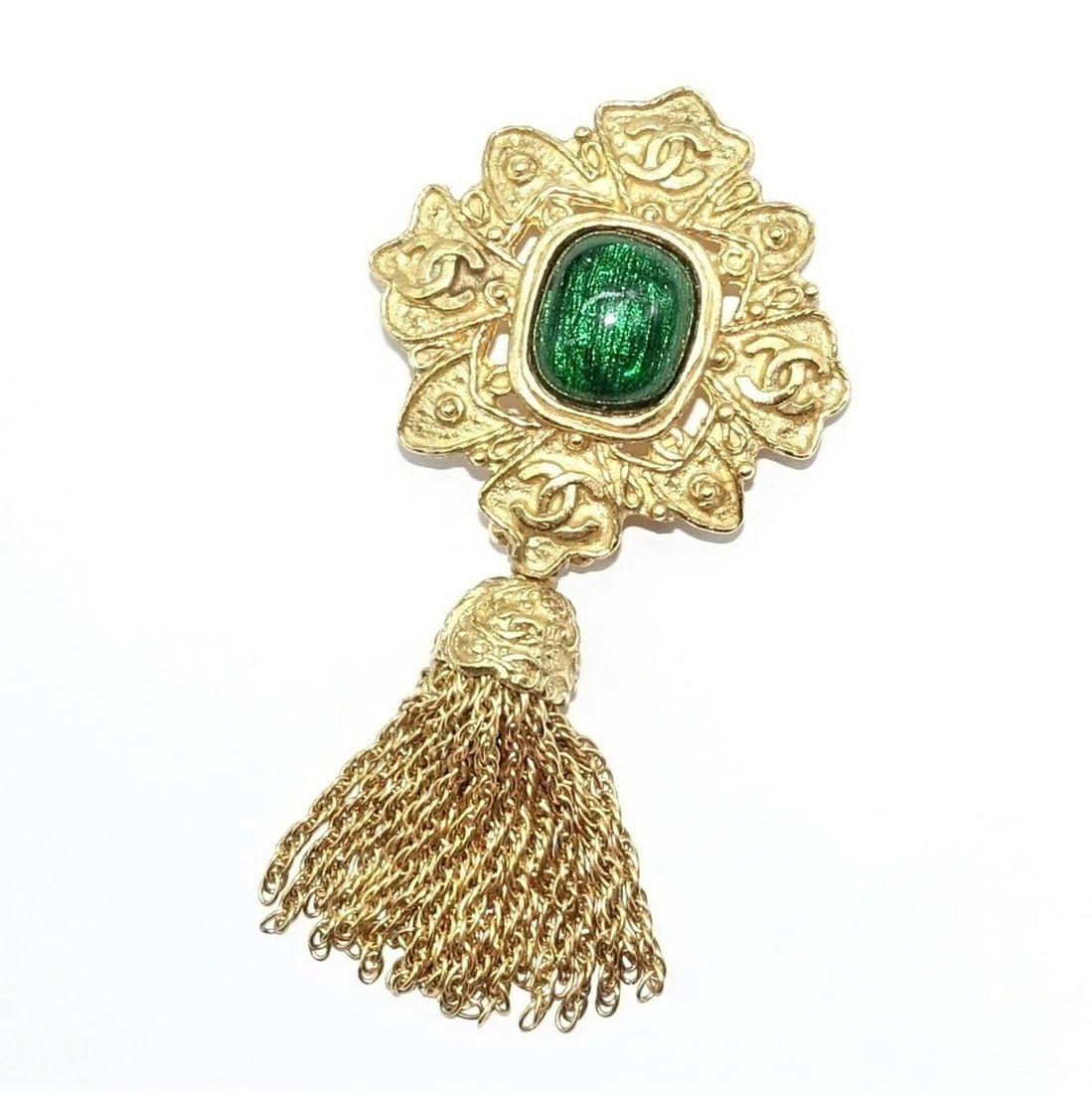Vintage Chanel 94A Coco Mark CC Green Gripoix Tassel Pin Brooch with Original Box: Vintage Chanel 94A Coco Mark CC Green Gripoix Tassel Pin Brooch with Original Box Experience the timeless elegance of vintage Chanel with this exquisite 94A Coco Mark CC Green Gripoix Tassel Pin Brooc