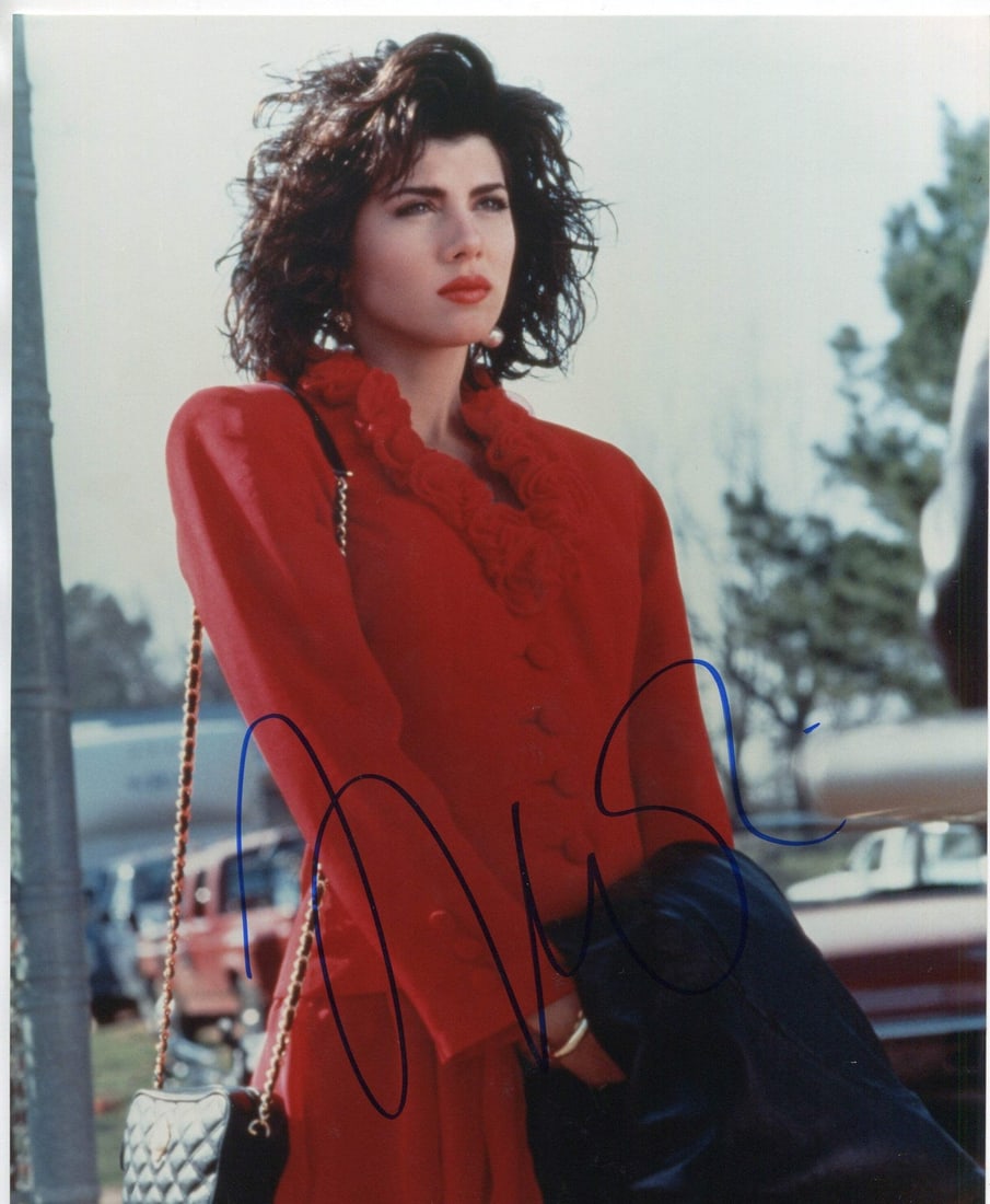 Photo Marisa Tomei Autographed 8x10: Photo Marisa Tomei Autographed 8x10 Meet the ultimate collector's dream - a stunning 8x10 photo of Academy Award-winning actress Marisa Tomei, personally signed in blue sharpie by the talented star he