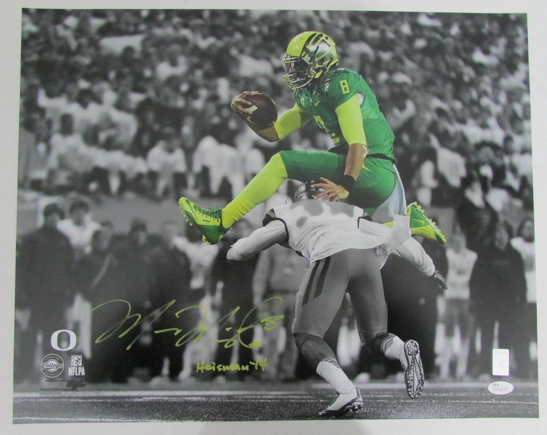Marcus Mariota Autographed 16x20 Oregon Ducks Photo (JSA WP096757): Marcus Mariota Autographed 16x20 Oregon Ducks Photo (JSA WP096757) Own a piece of Oregon Ducks history with this stunning 16x20 photo featuring the autograph of Heisman Trophy winner Marcus Mariota. A