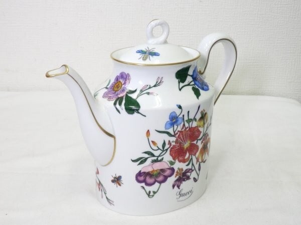 Italy Gucci Richard Ginori Flower Floral Pattern Tea Pot Old Rare Made In: Italy Gucci Richard Ginori Flower Floral Pattern Tea Pot Old Rare Made In A rare and exquisite Italian tea pot, crafted by renowned brand Richard Ginori, boasts a stunning floral pattern in vibrant mu
